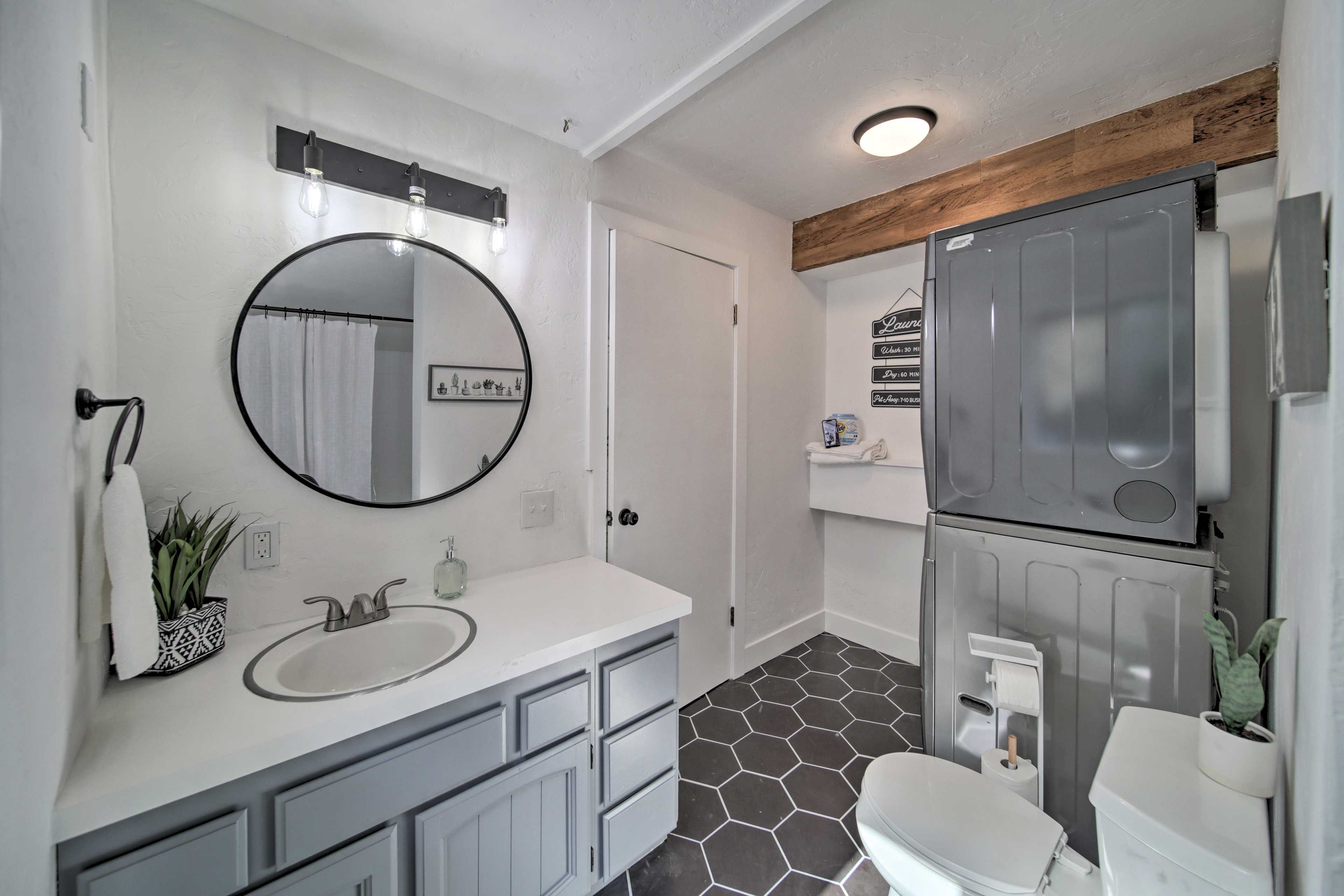 Full Bathroom | Main Level | Towels Provided