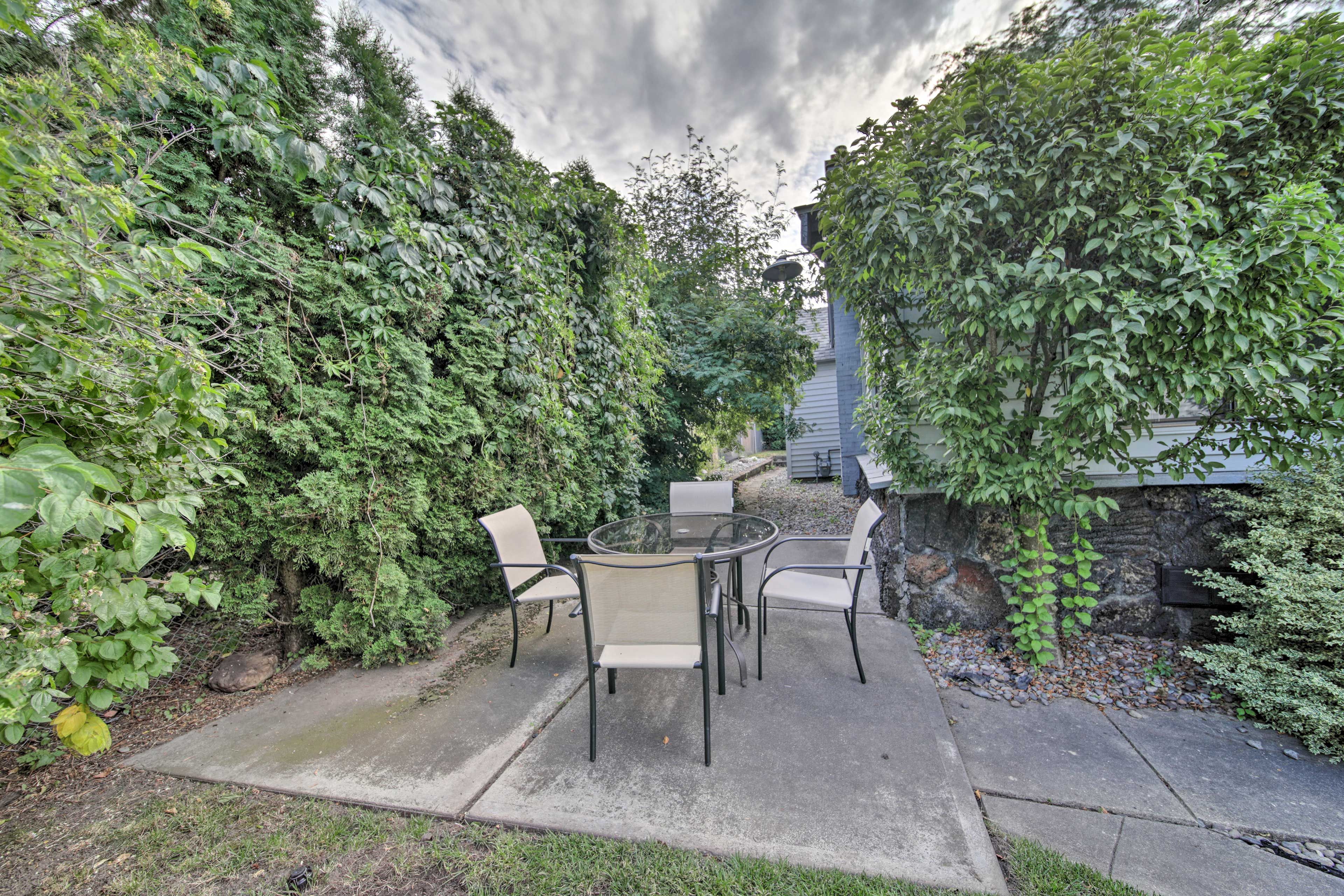 Outdoor Dining Area | Patio