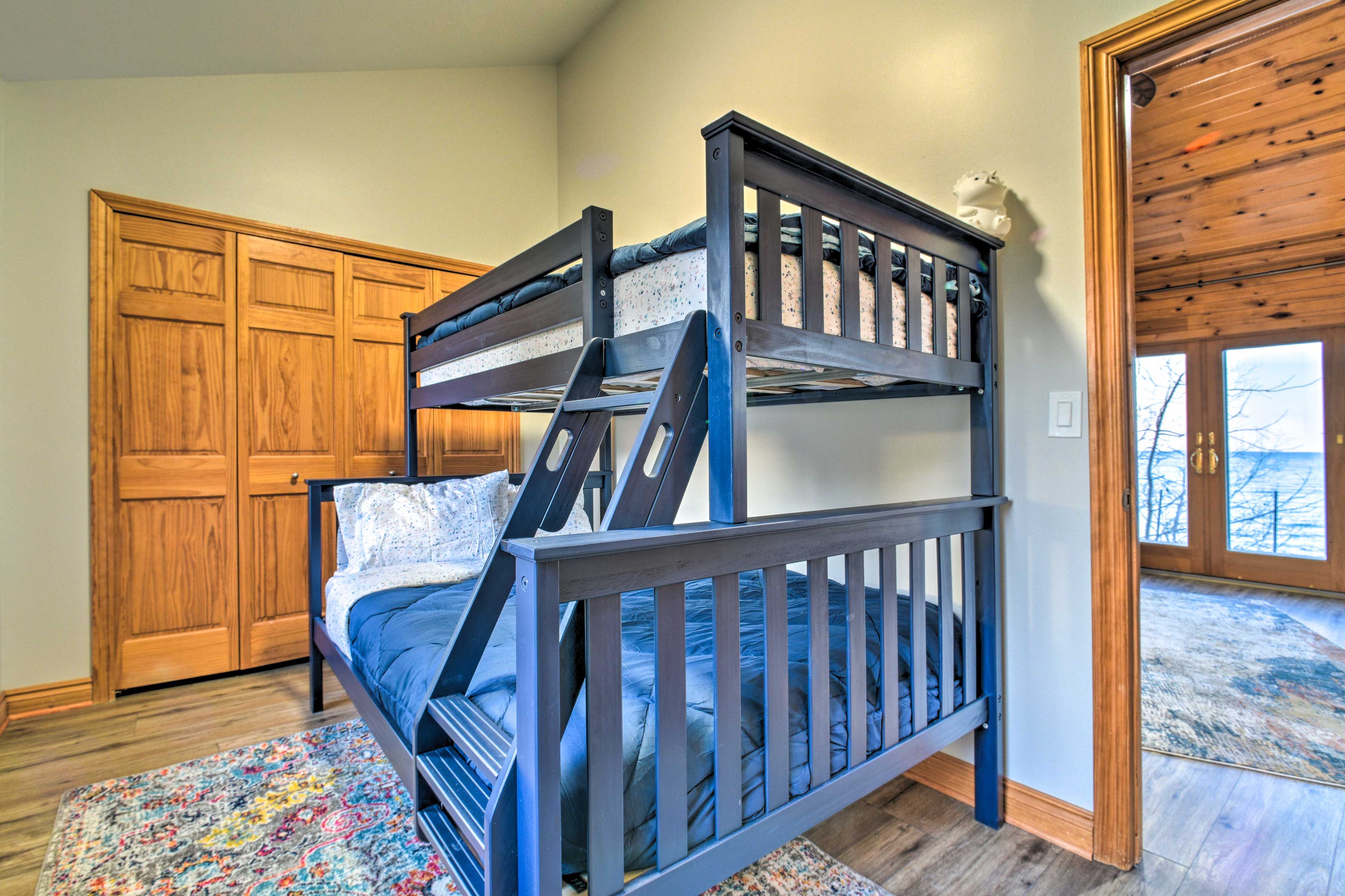 Bedroom 2 | Twin/Full Bunk Bed