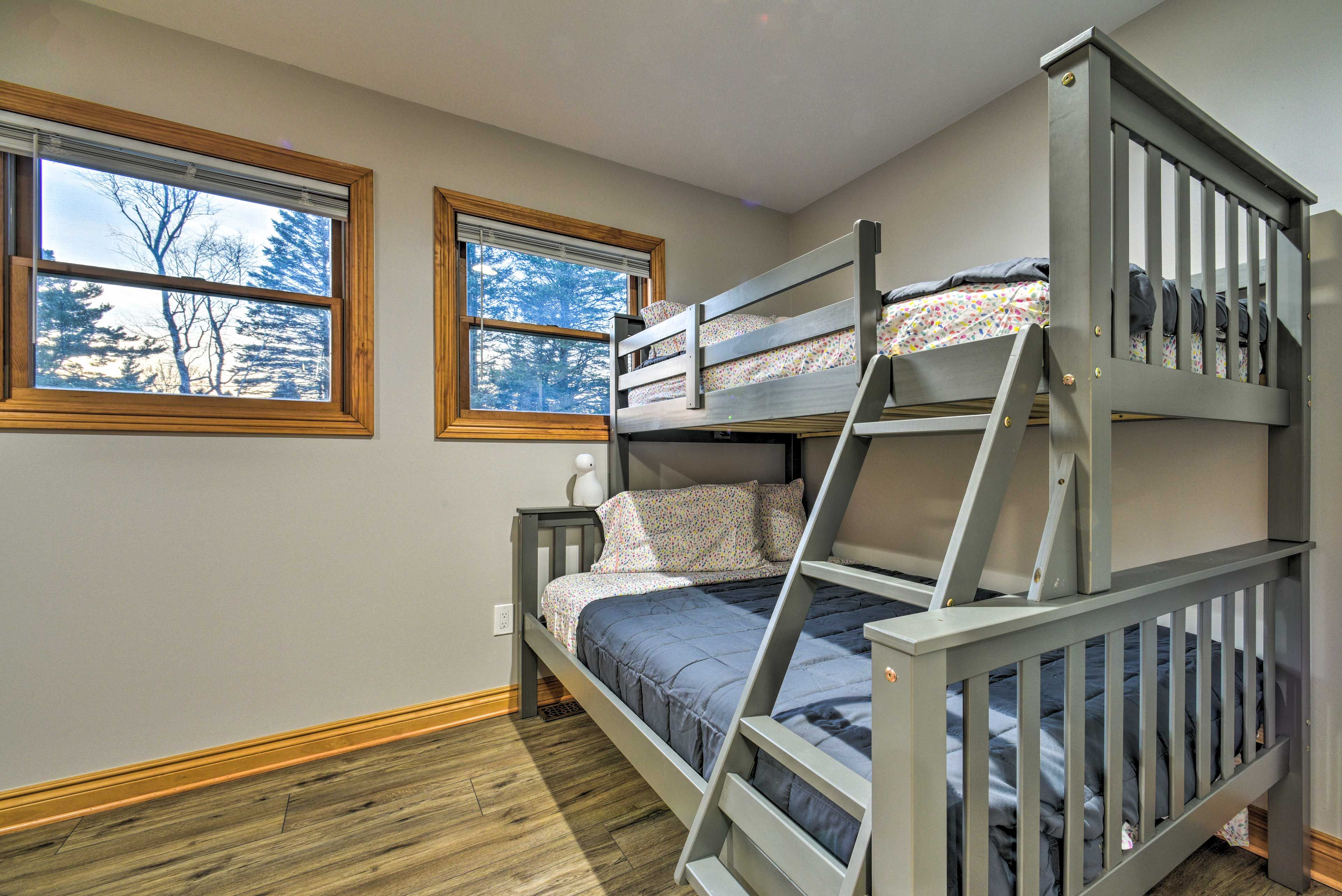 Bedroom 4 | Twin/Full Bunk Bed