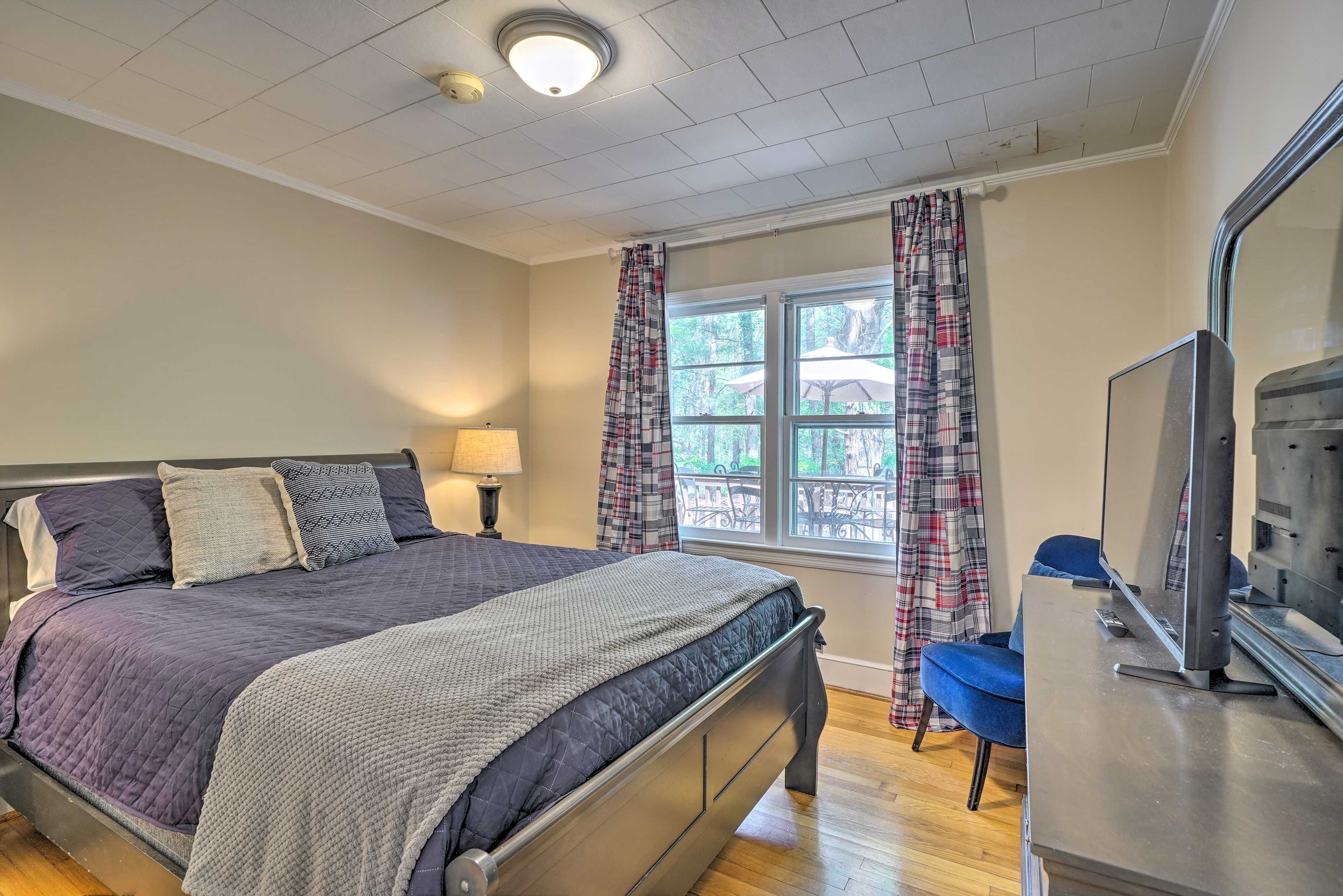 Bedroom 1 | Queen Bed