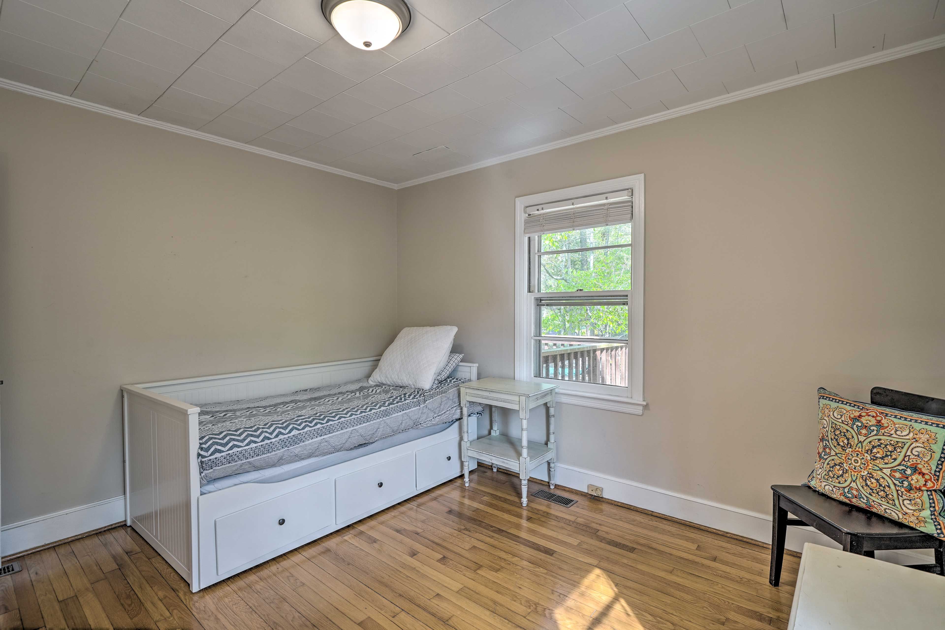 Bedroom 3 | Twin Daybed w/ Twin Trundle