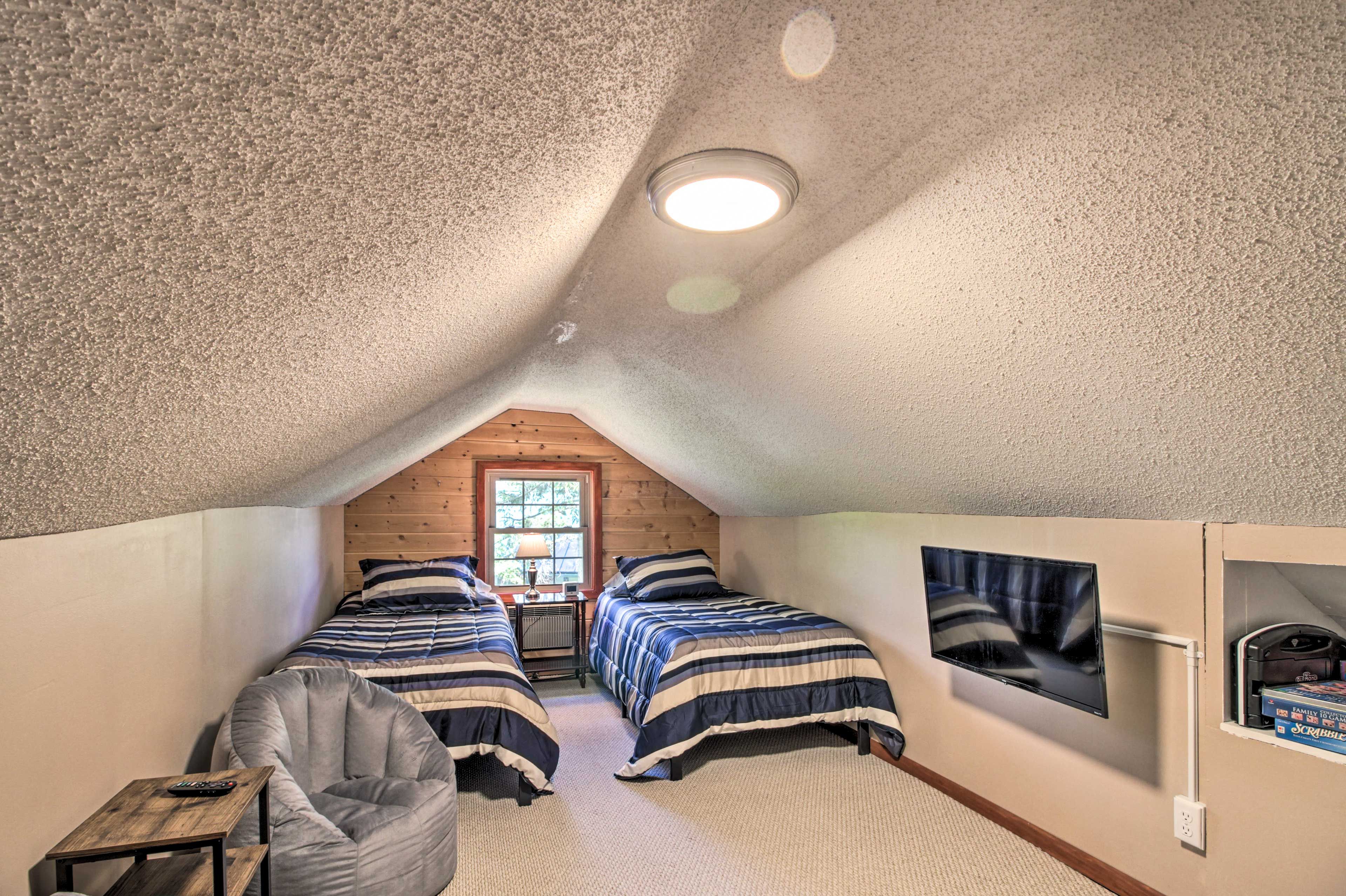 Bedroom 4 | 2 Twin Beds | 2nd Floor | Smart TV