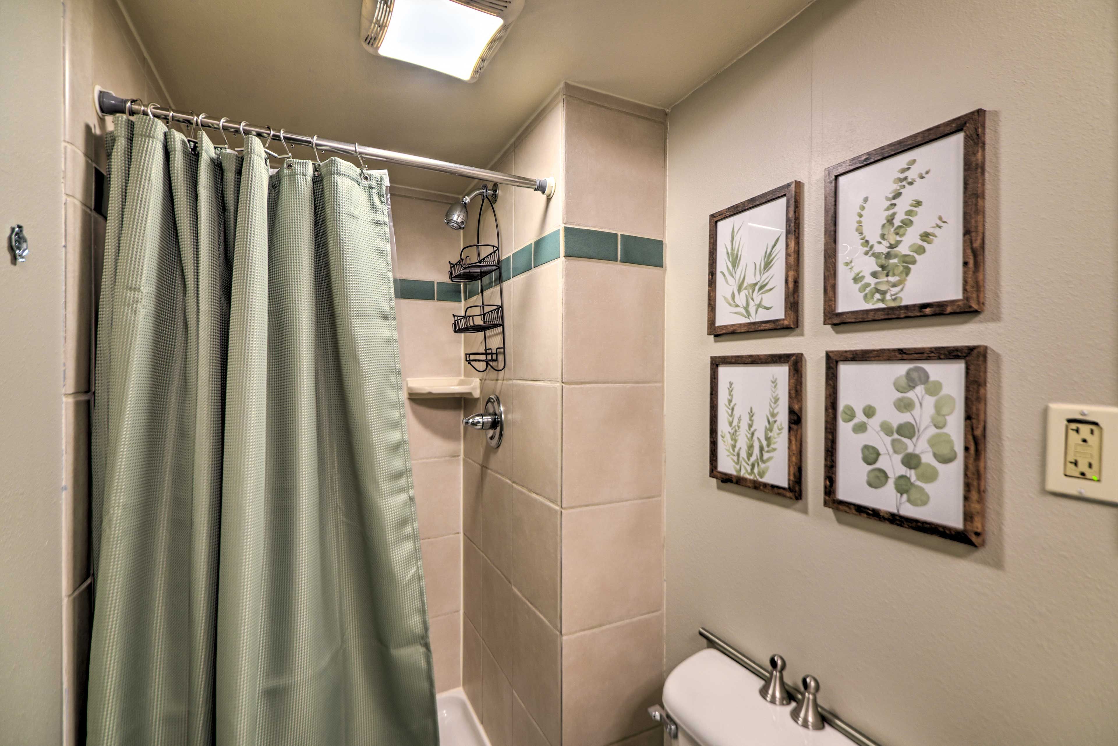 Full Bathroom | Complimentary Toiletries