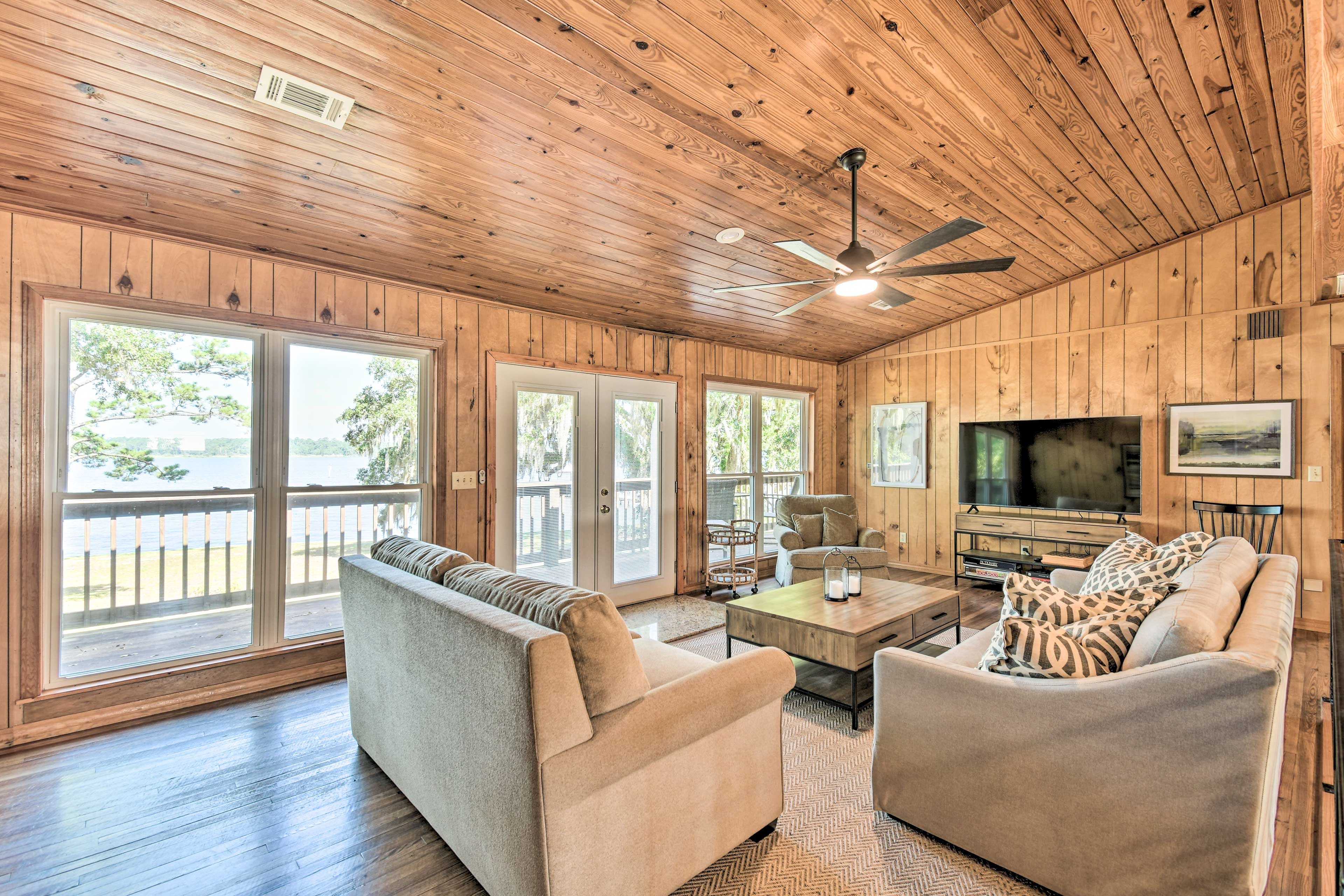 Living Room | Smart TV | Free WiFi