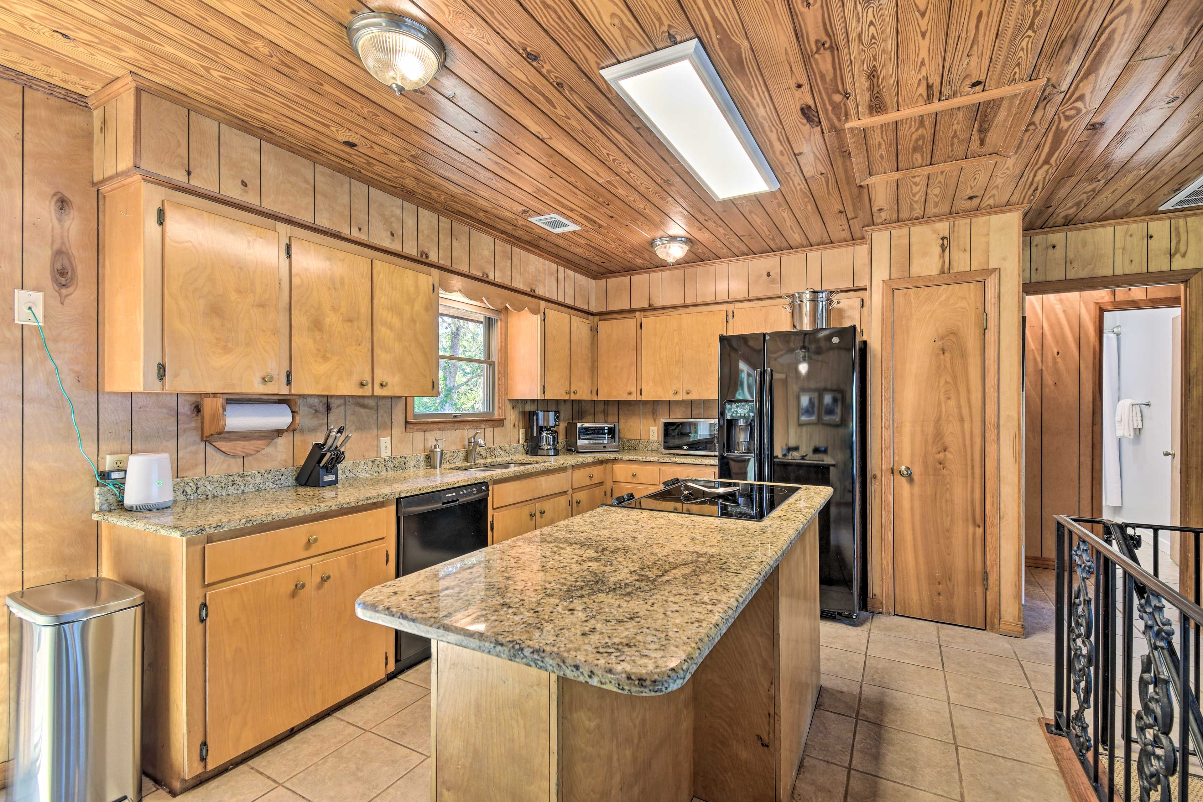Kitchen | Basic Cooking Essentials Provided | Dishwasher | Drip Coffee Maker
