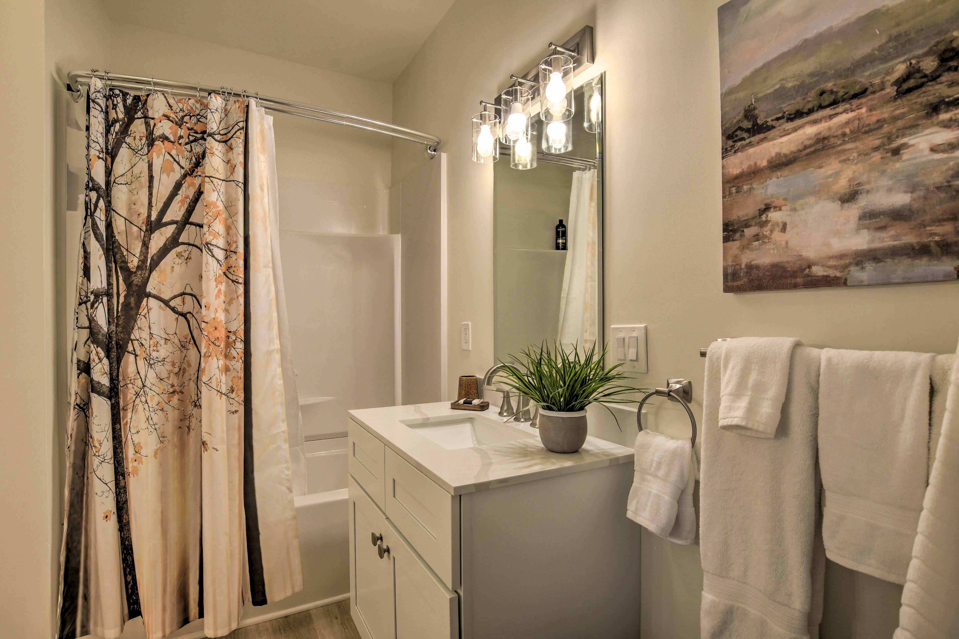 En-Suite Bathroom | Towels Provided | Complimentary Toiletries