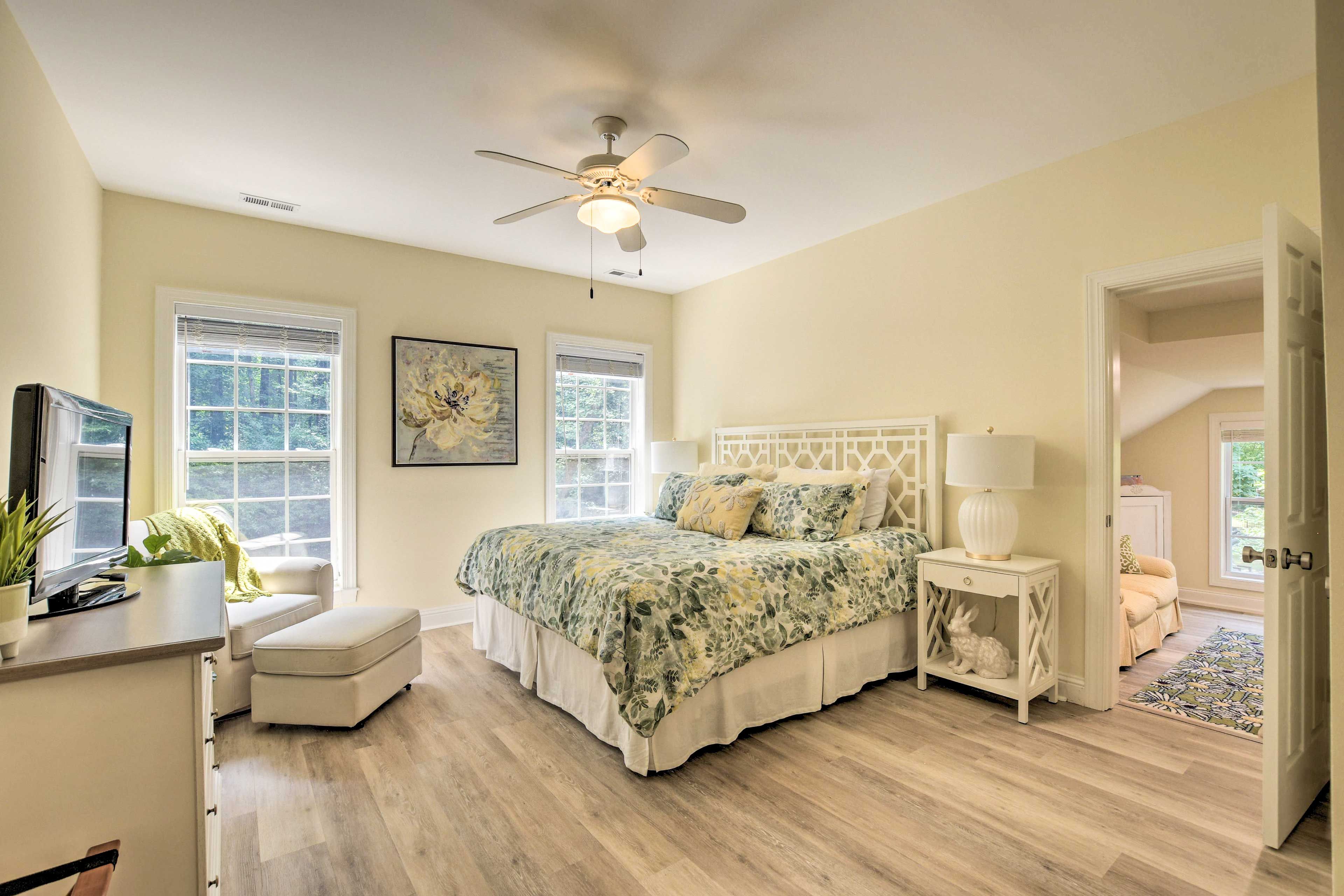 Bedroom 1 | King Bed | 2 Full Beds | 2nd Floor | Smart TV