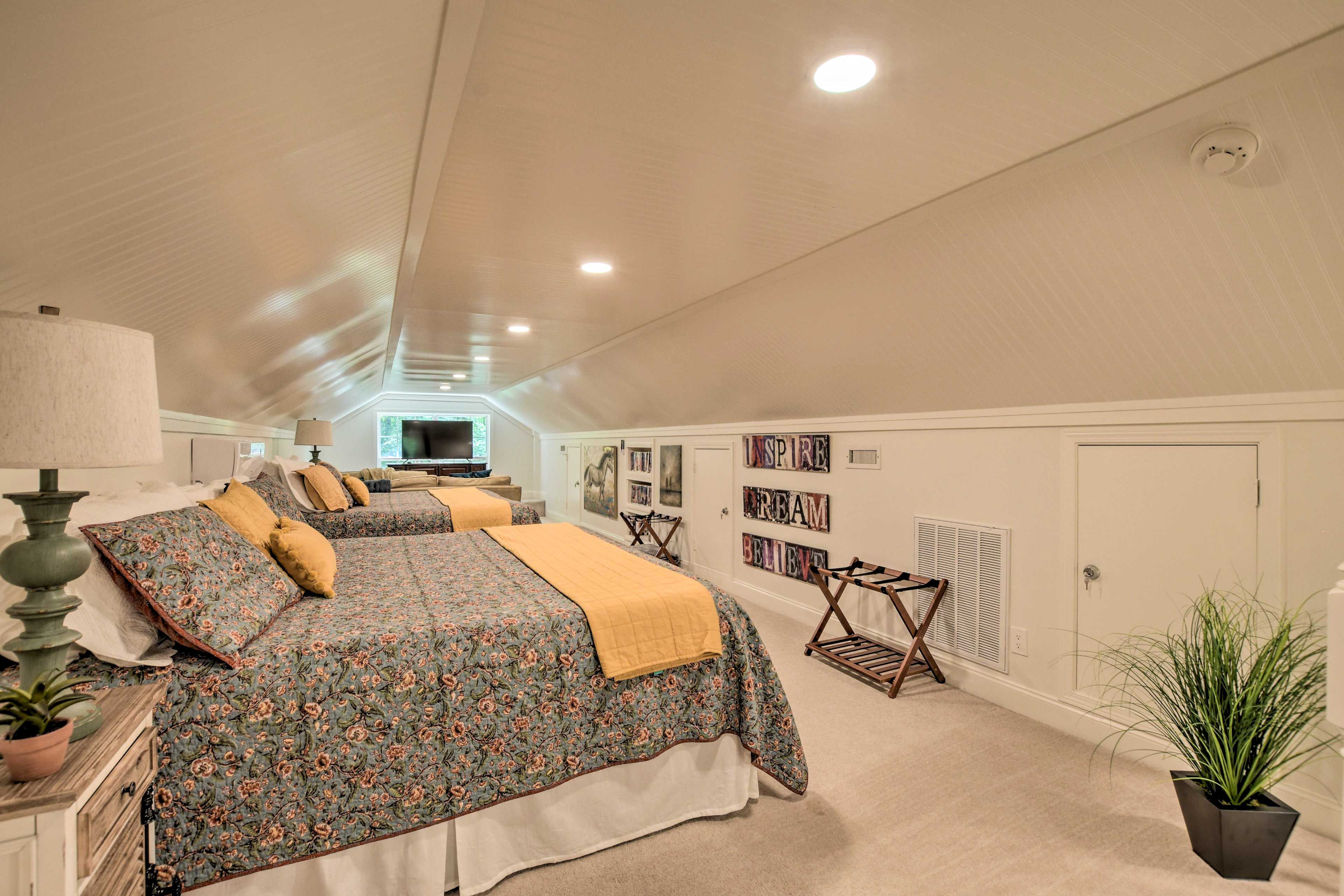 Loft | 2 King Beds | Sitting Area | Smart TV