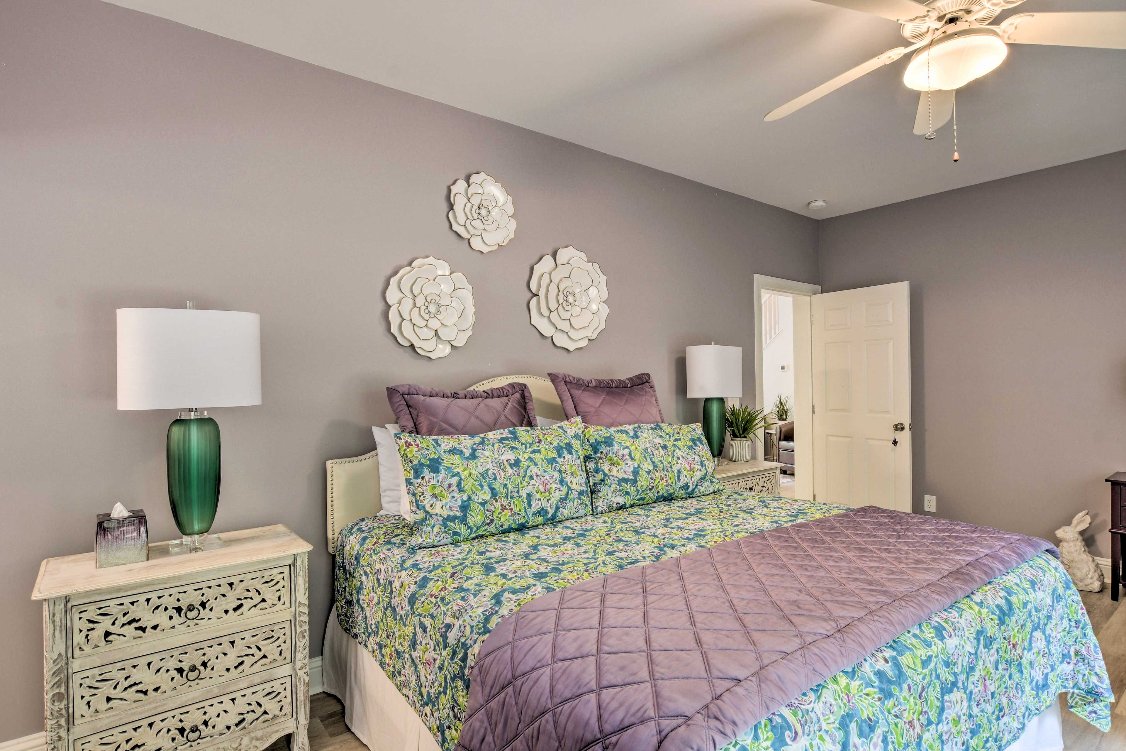 Bedroom 2 | King Bed | Twin Bed | Smart TV | 2nd Floor