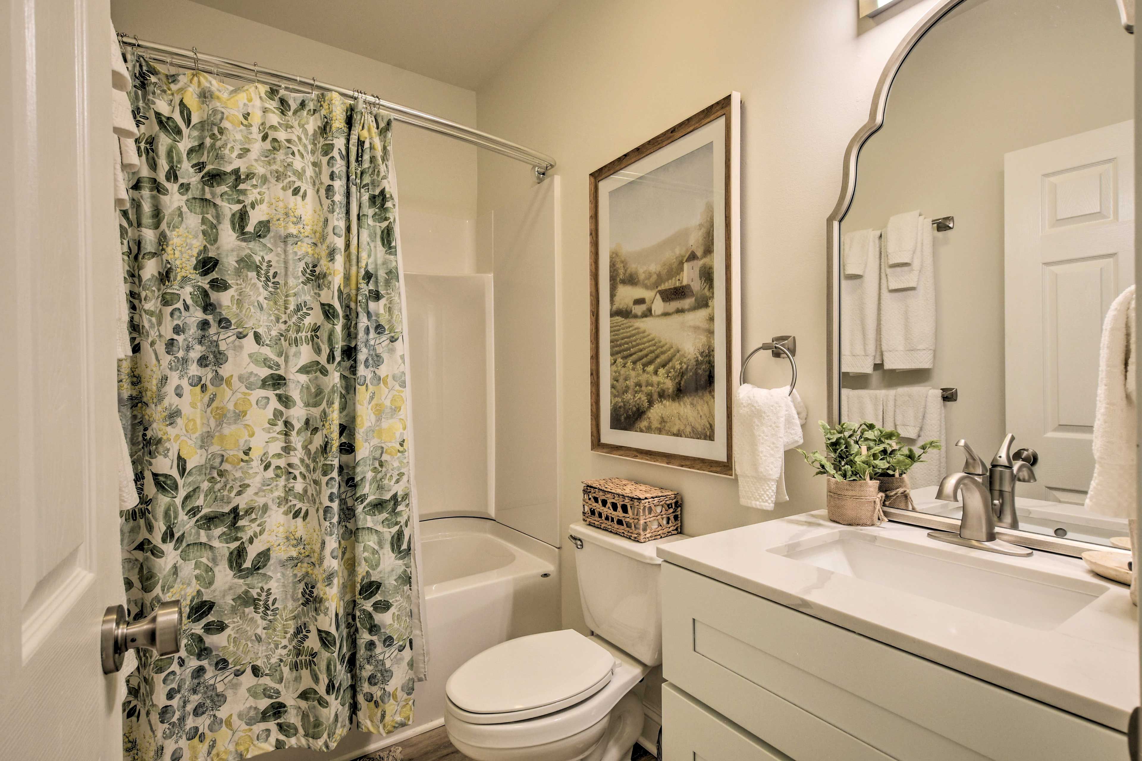En-Suite Bathroom | Towels Provided | Complimentary Toiletries