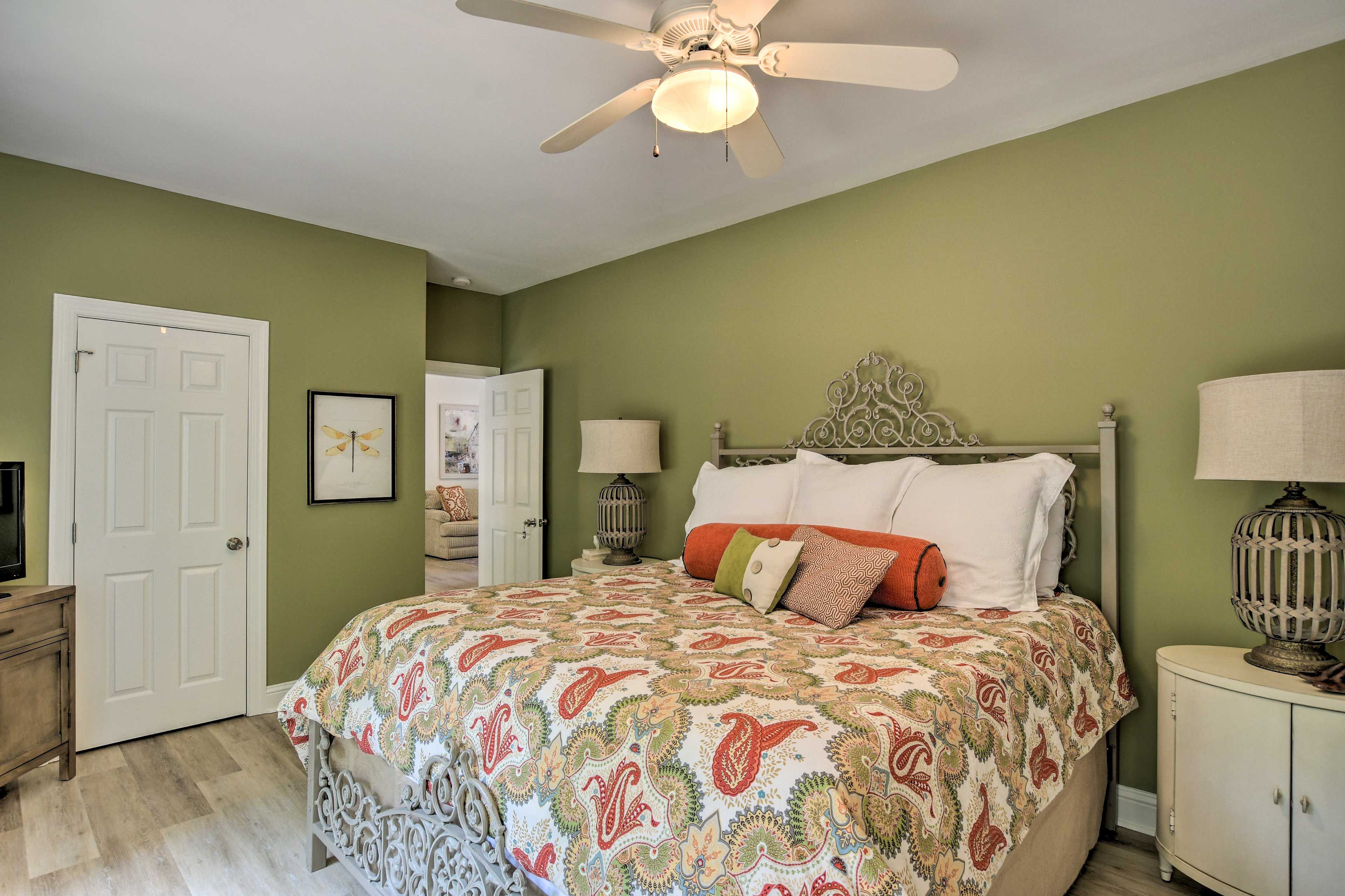Bedroom 4 | King Bed | 2nd Floor | Smart TV