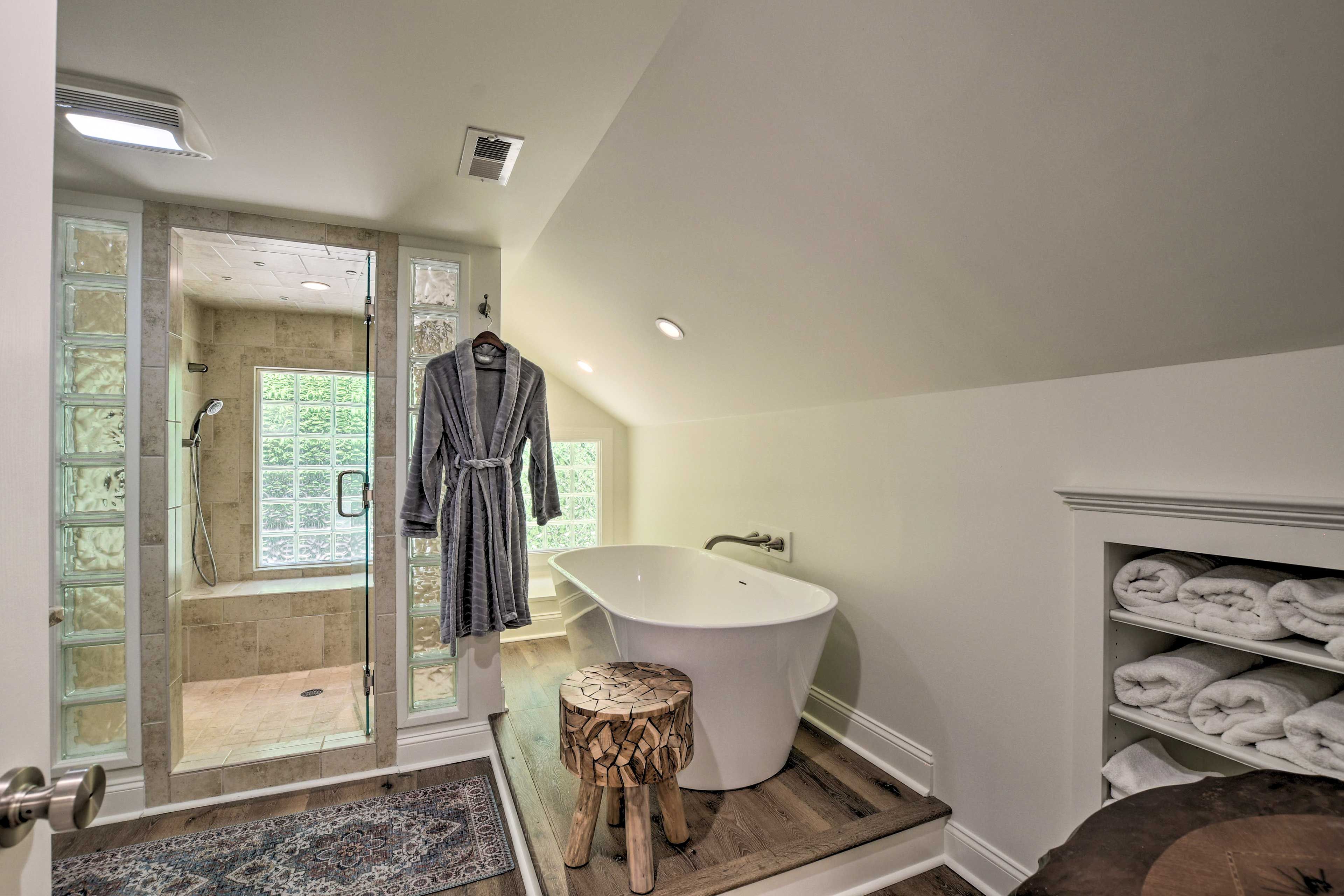 En-Suite Bathroom | Towels Provided | Complimentary Toiletries