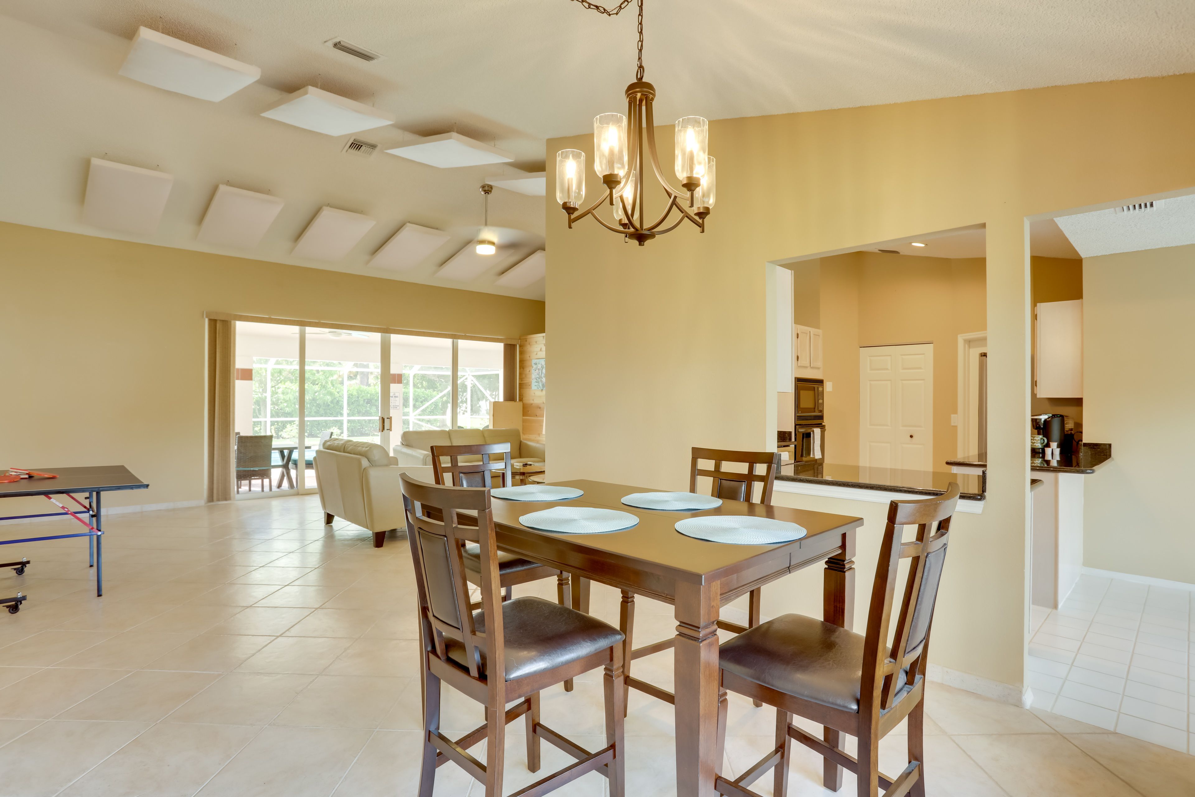 Dining Area | Dishware & Flatware | Towels & Linens Provided