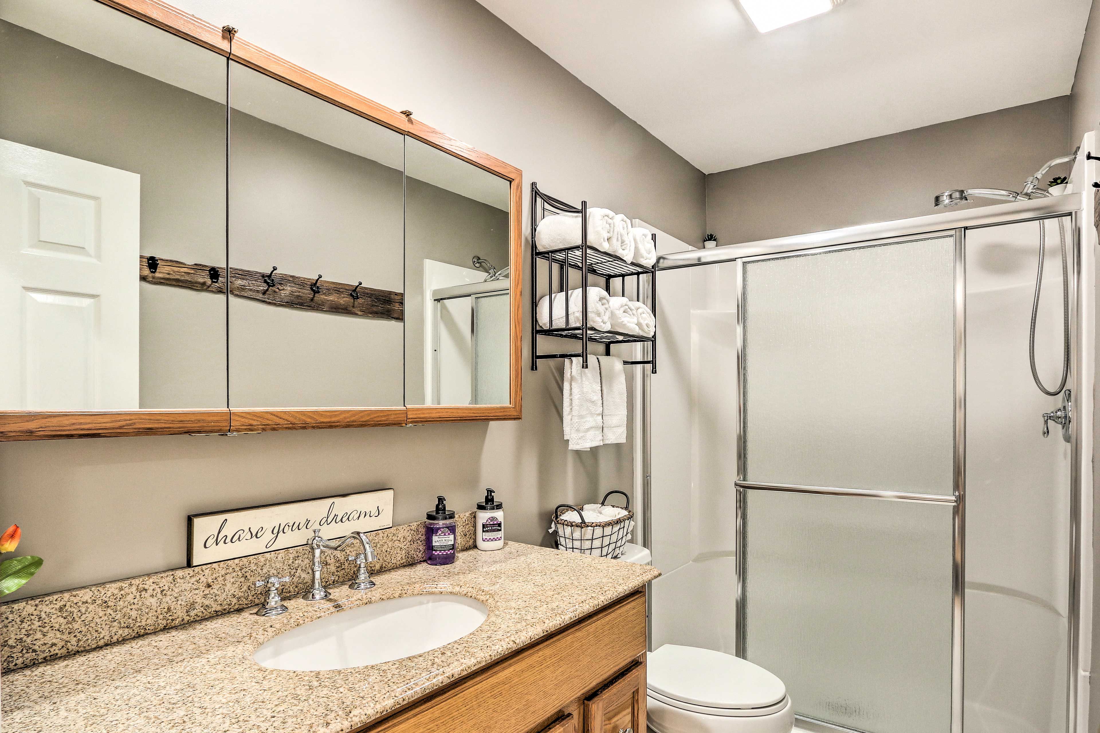 Full Bathroom | Main Floor | Linens & Towels | Complimentary Toiletries