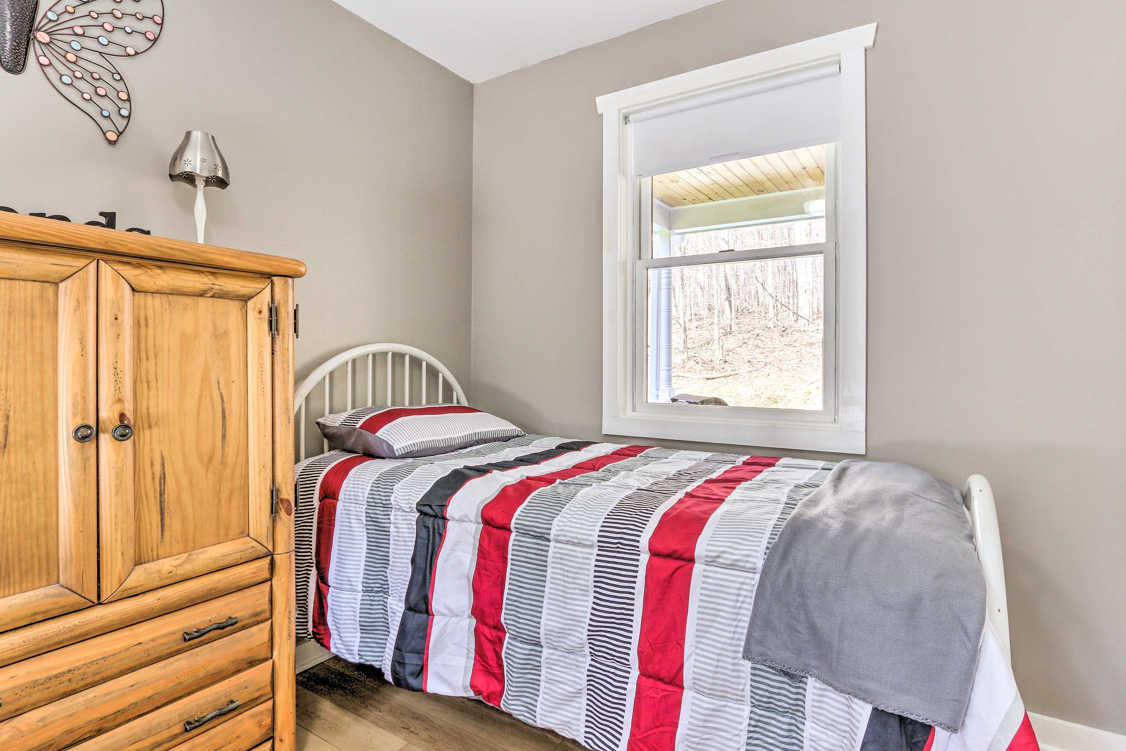 Bedroom 2 | Full Bed | Twin Bed