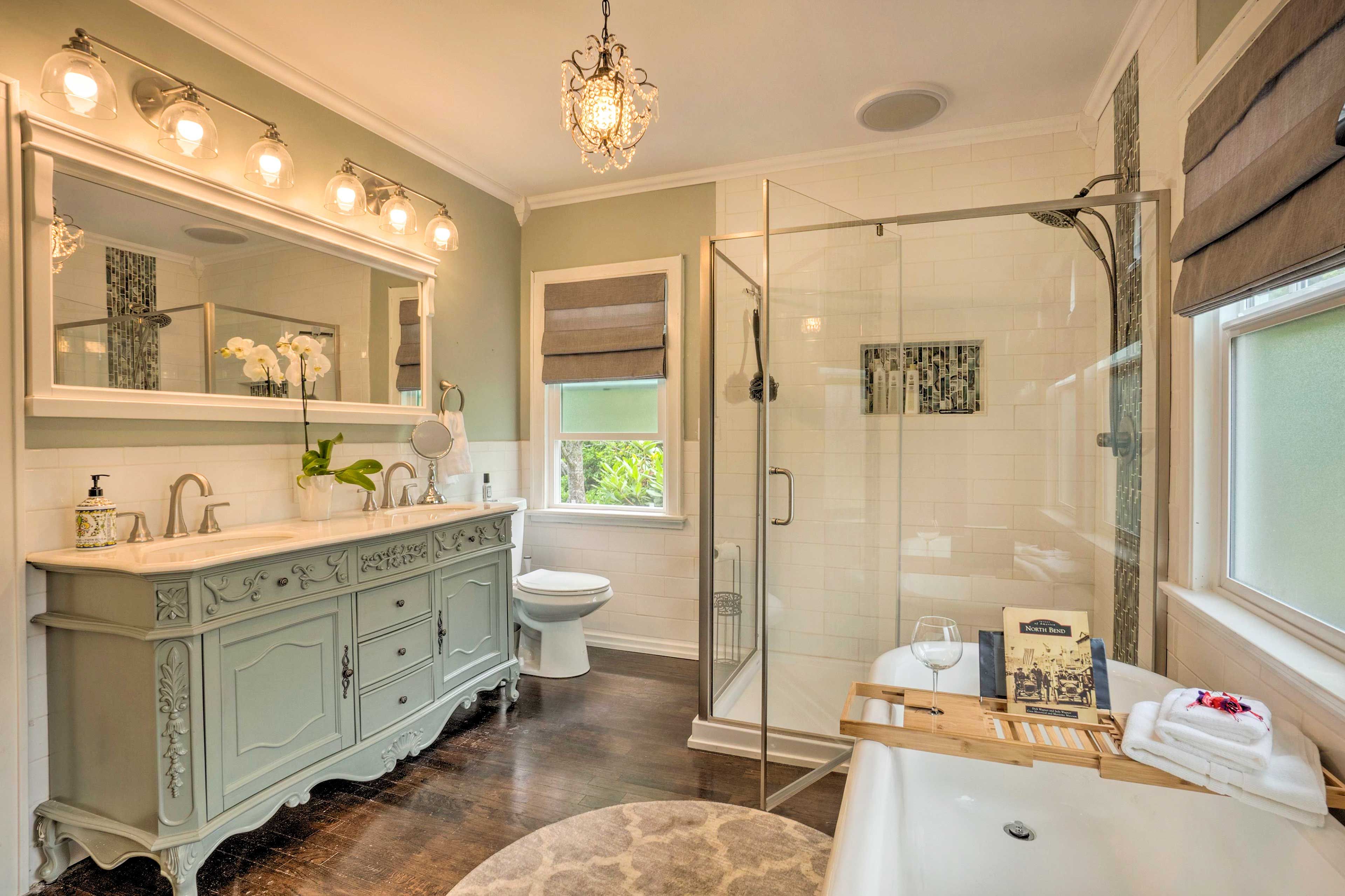Full Bathroom | Soaking Tub | Main Level