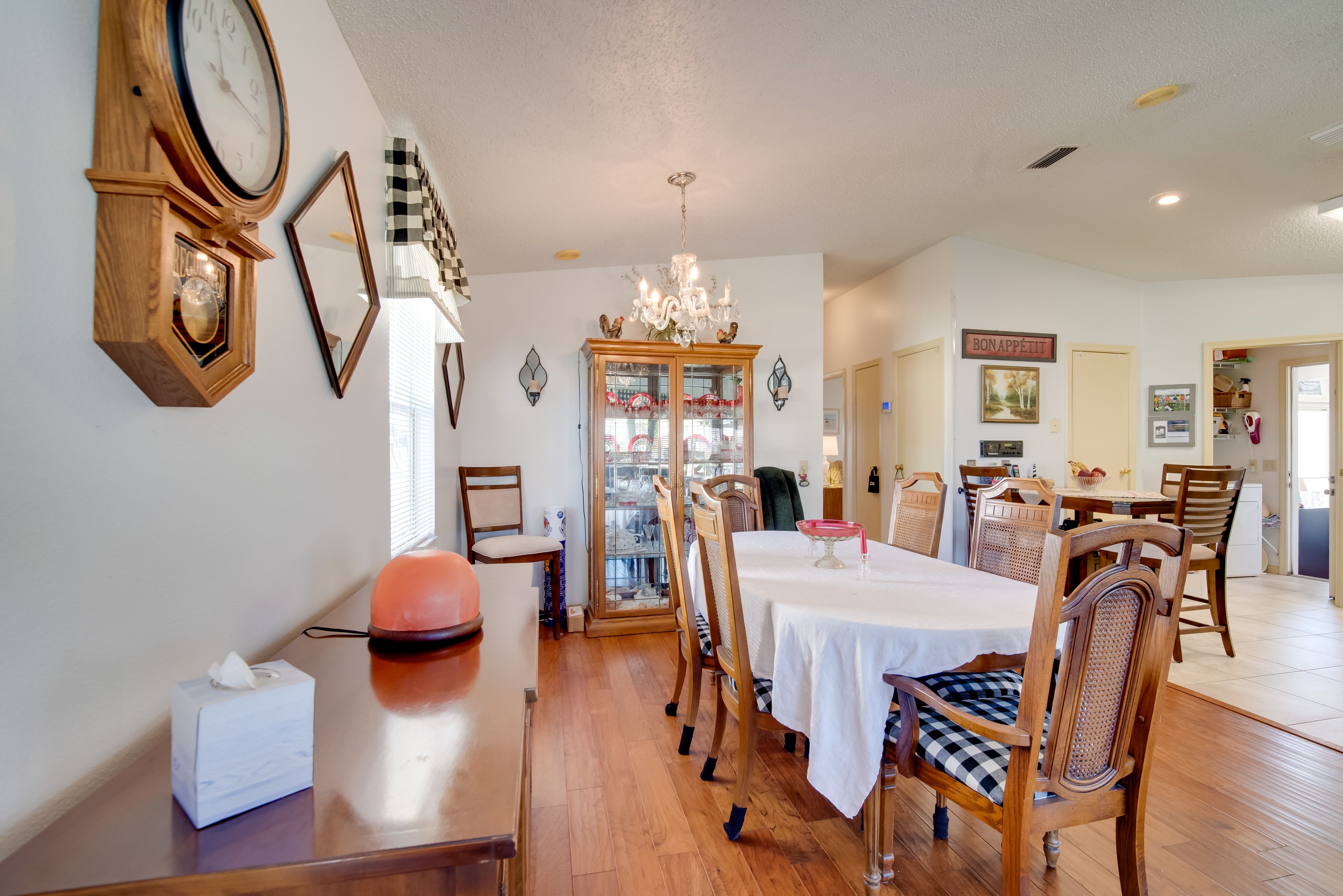Dining Area | Central Air Conditioning