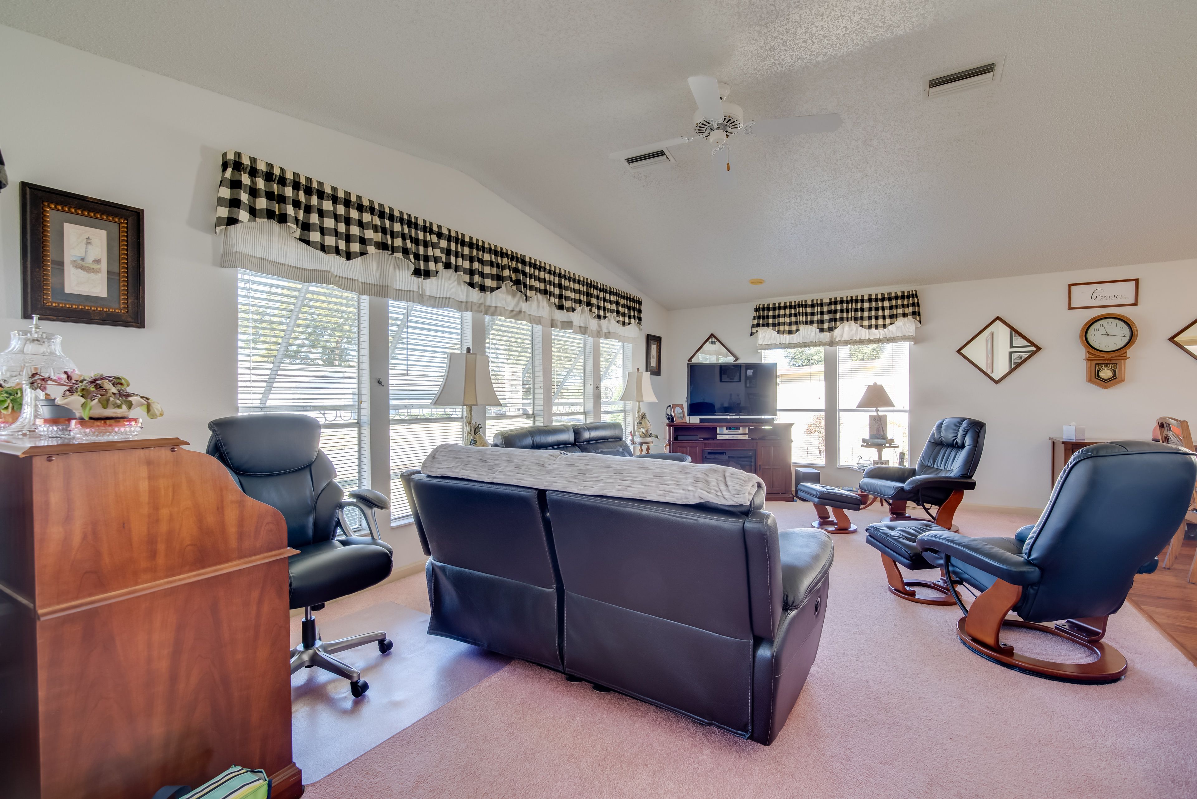 Living Room | Free WiFi | Cable TV