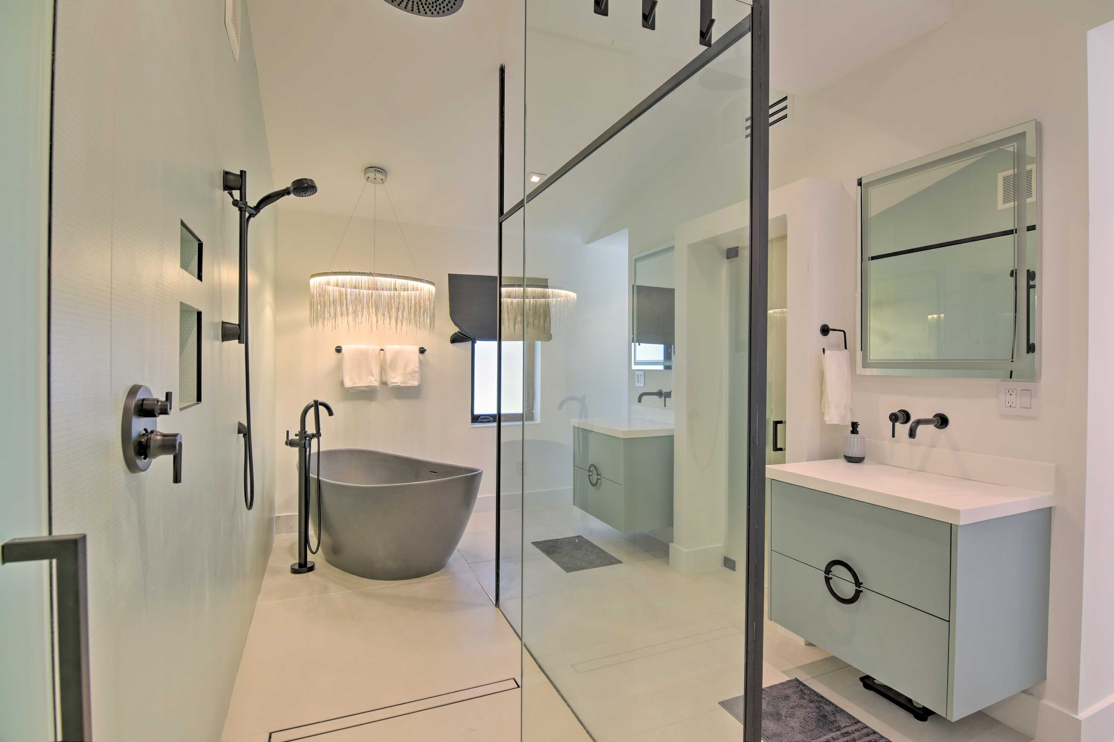 Full Bathroom | Complimentary Toiletries | Hair Dryer