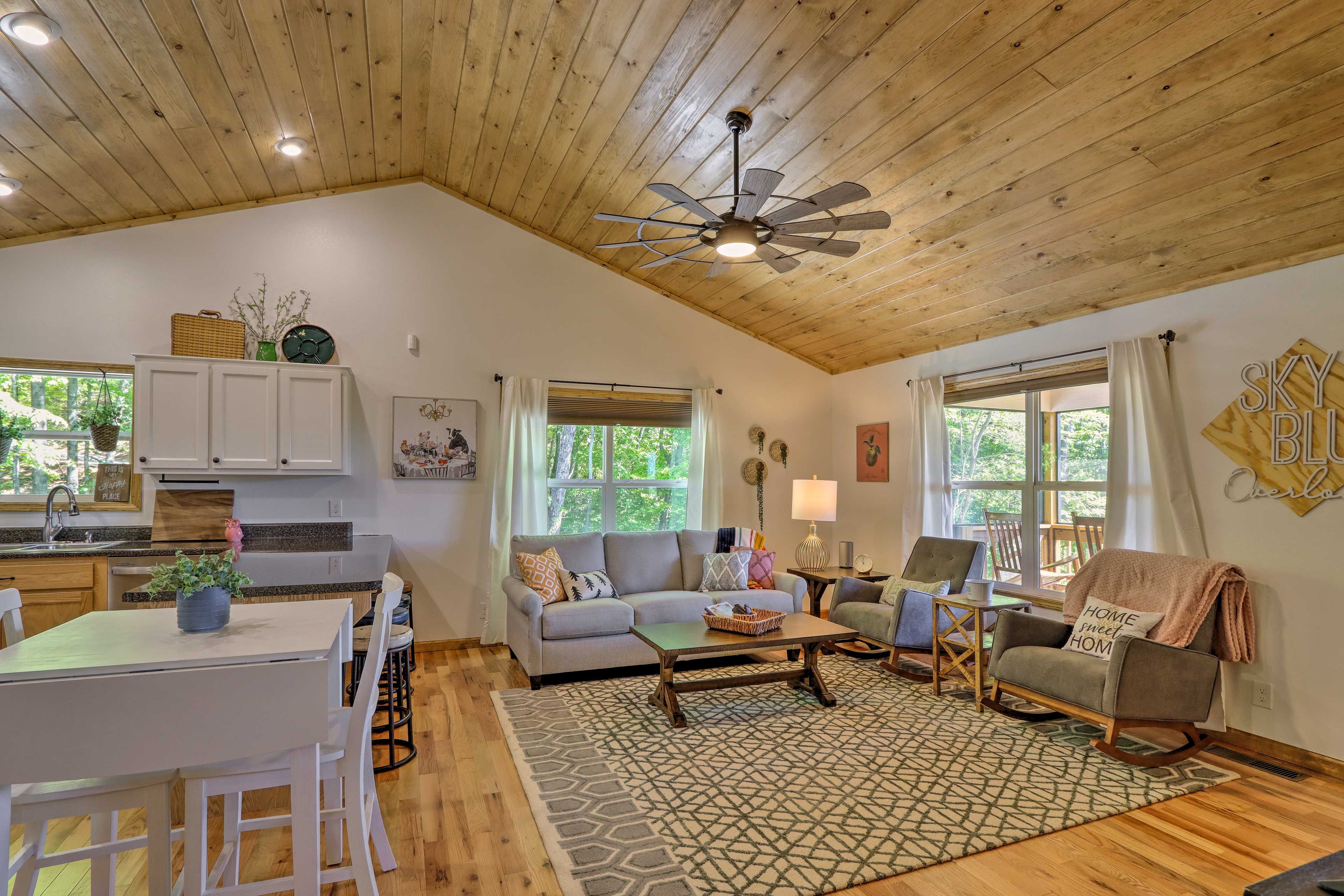 Living Room | Central A/C & Heating | Sleeper Sofa | Smart TV | Nintendo