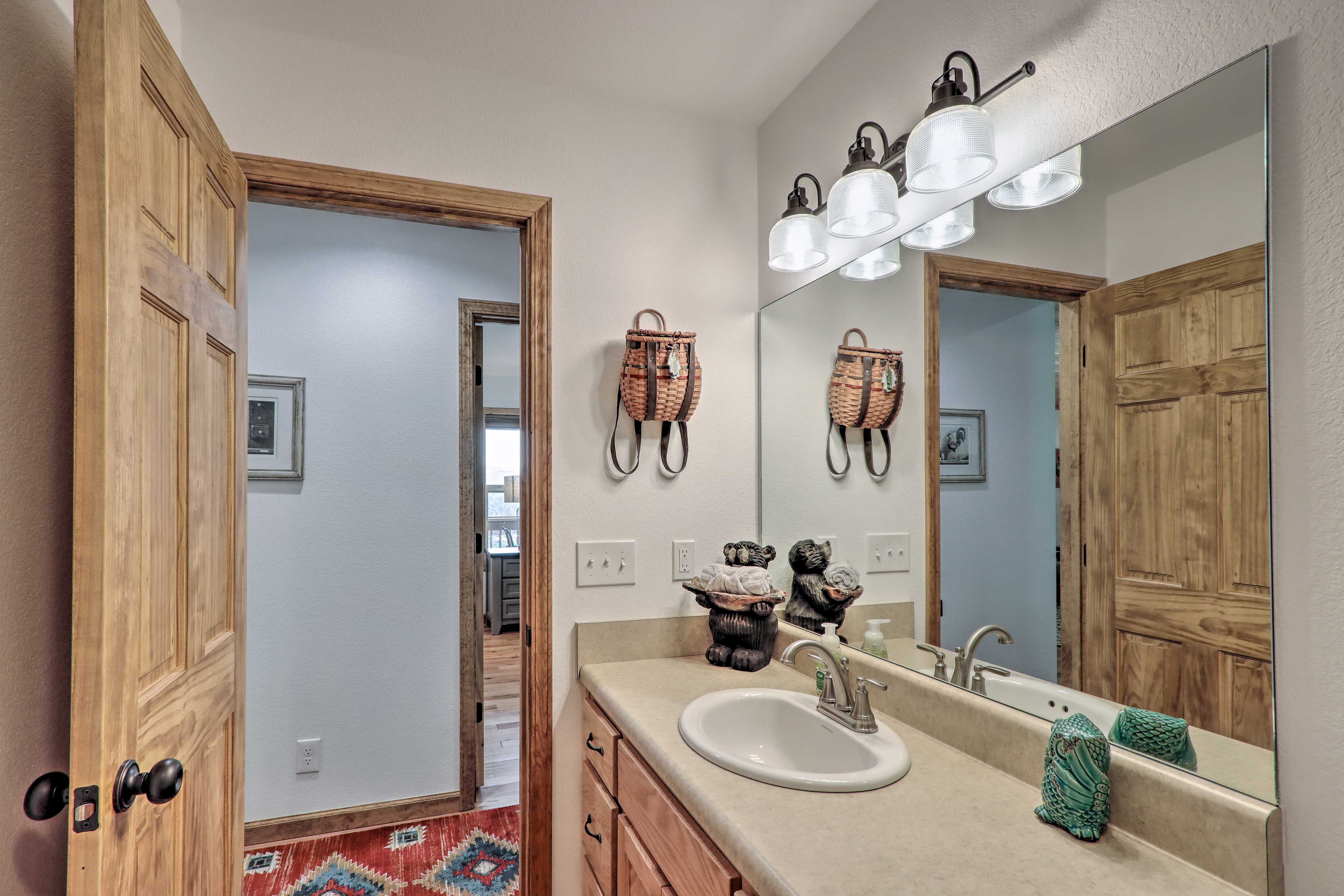 Full Bathroom | Washer & Dryer w/ Laundry Detergent Available