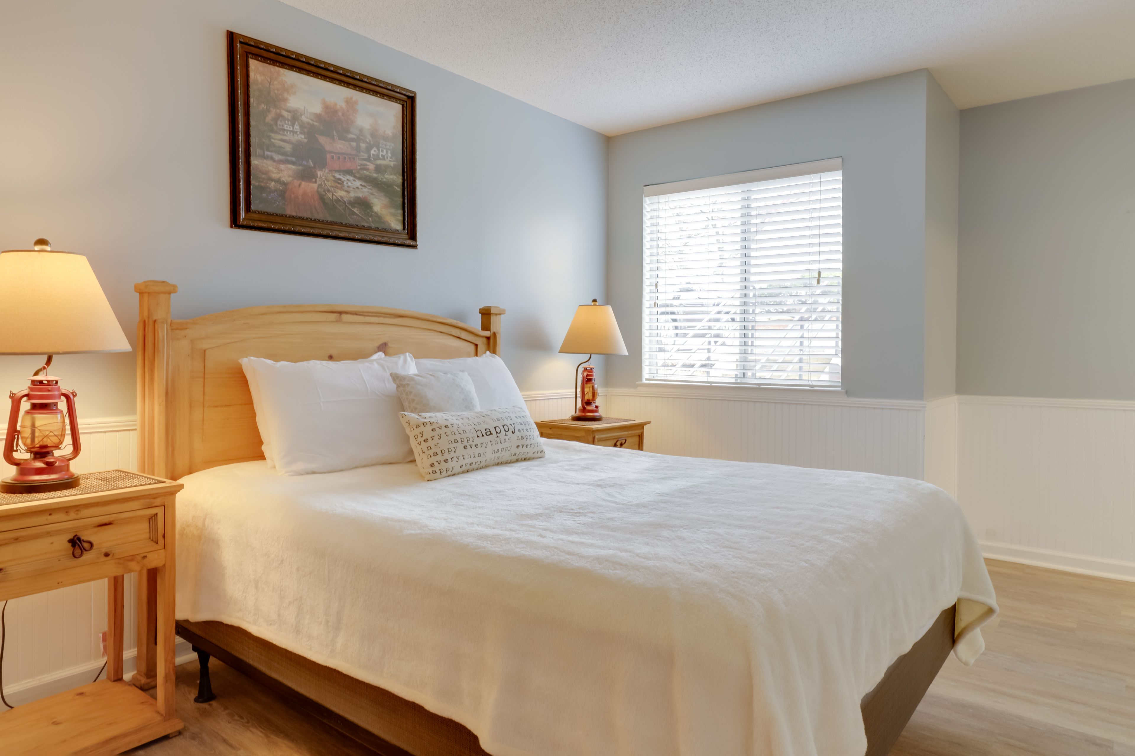 Bedroom 1 | Queen Bed