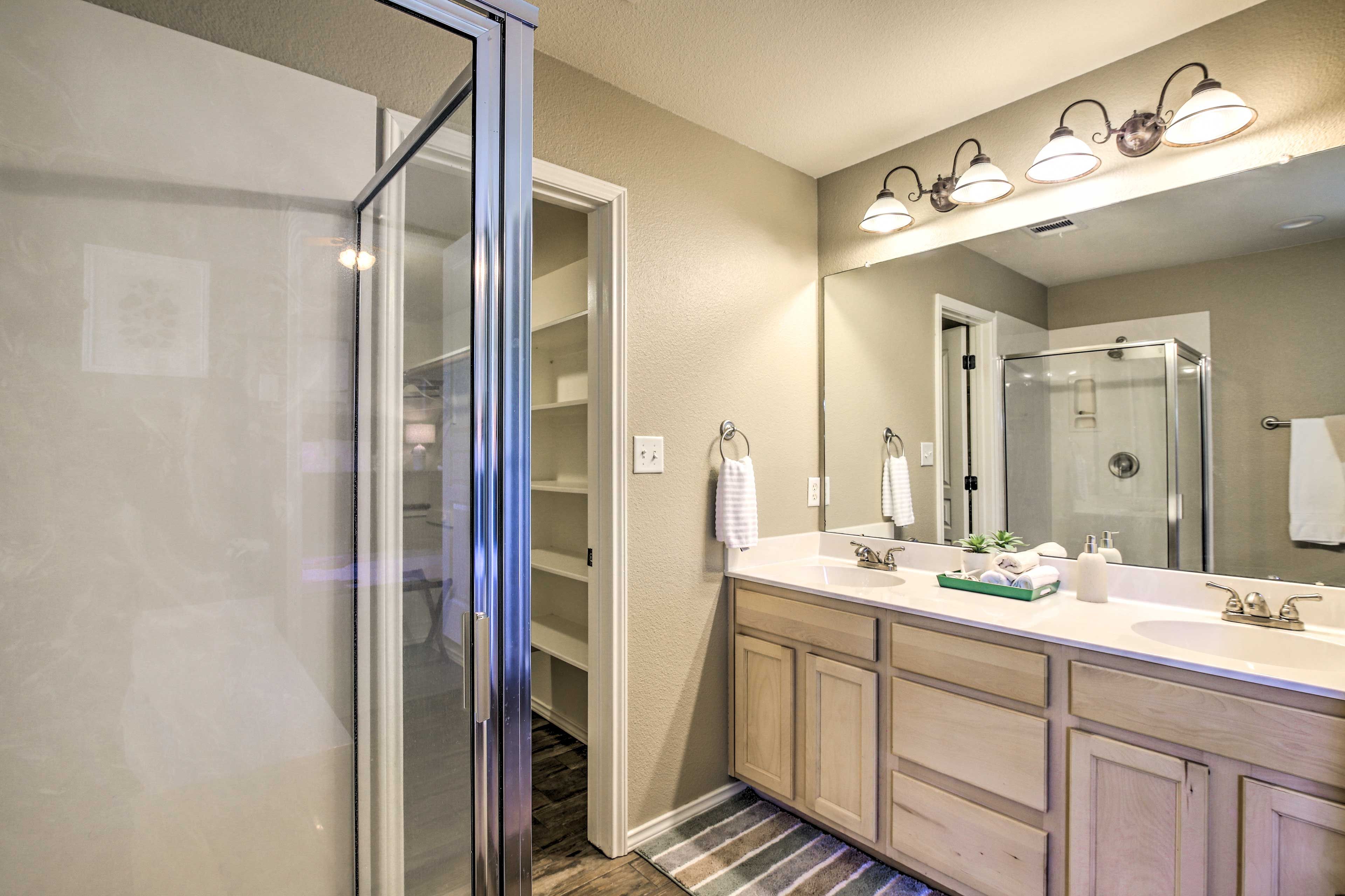 En-Suite Bathroom | Towels Provided | Soaking Tub