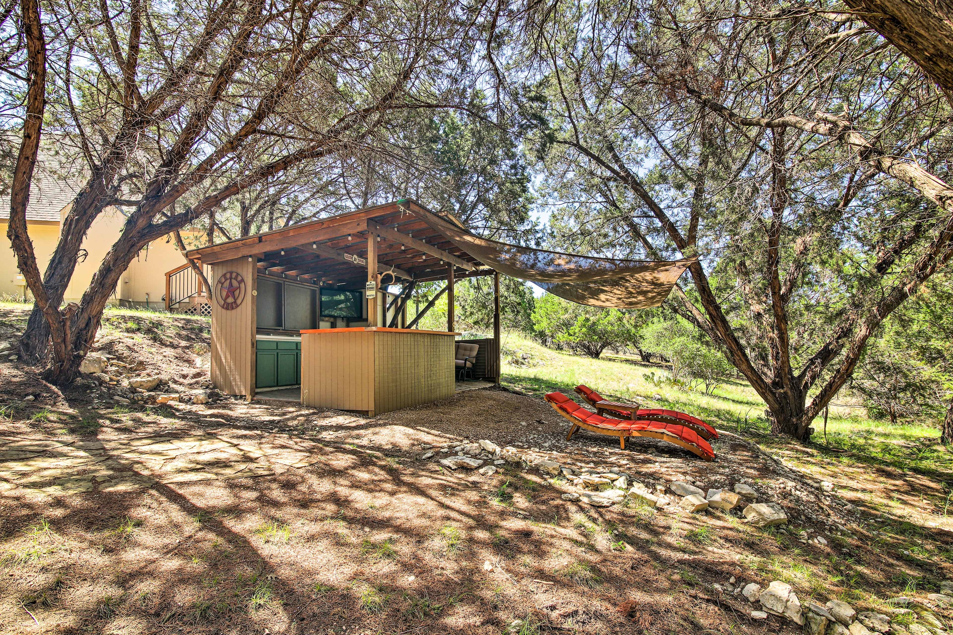 Backyard Bar | Smart TV | Water Misters