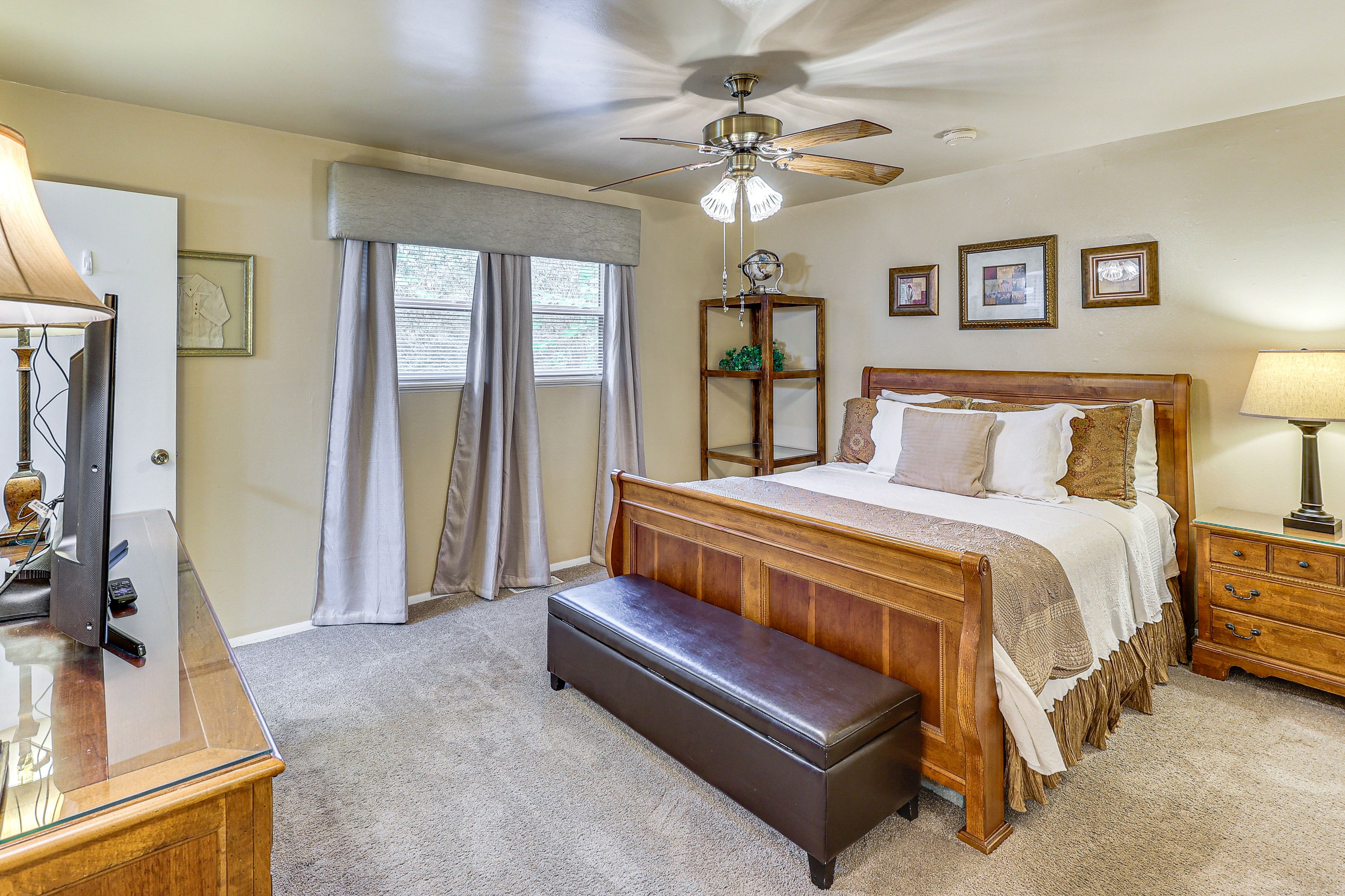 Bedroom 1 | Main Level | Queen Bed | Linens Provided