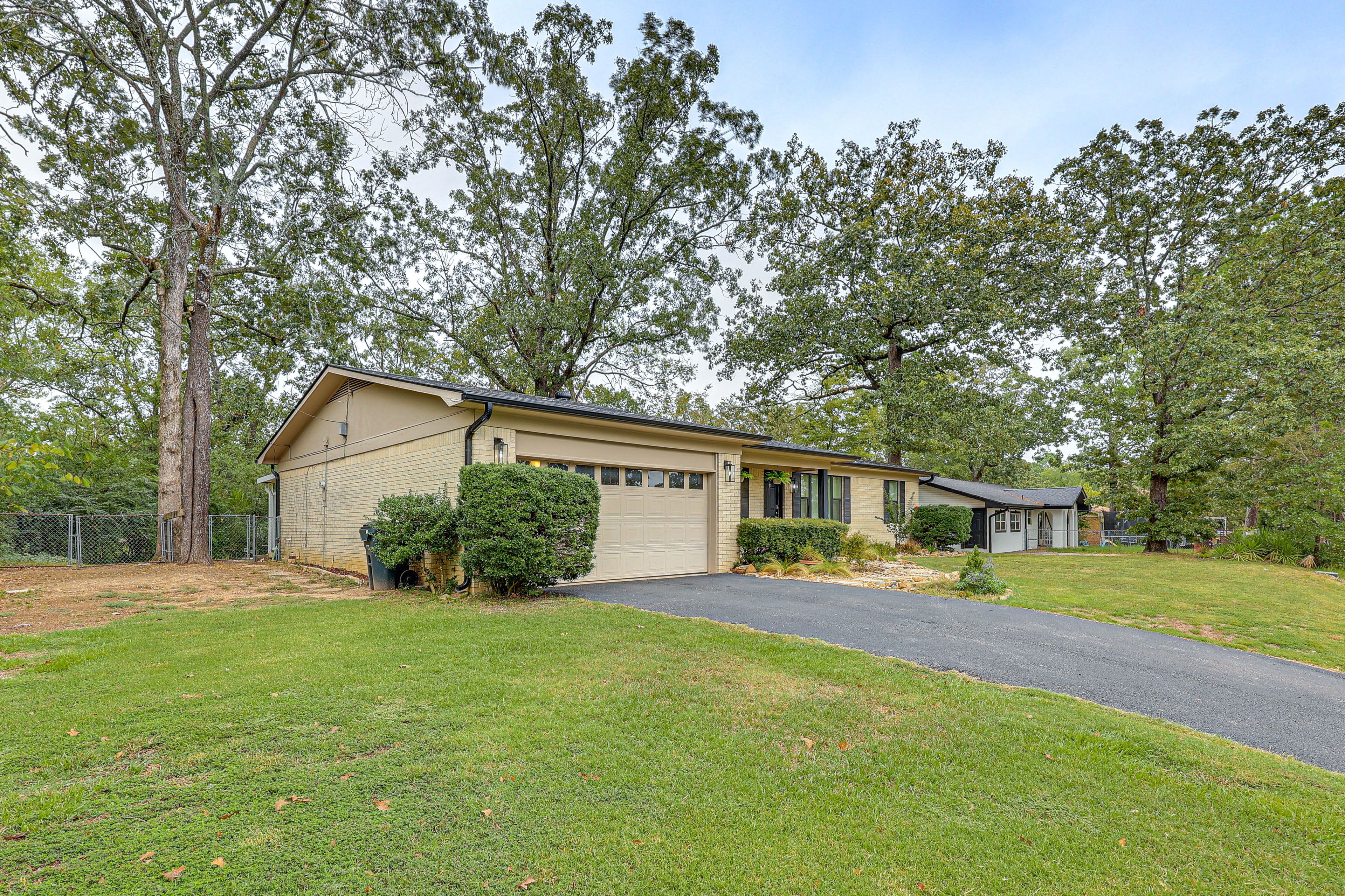 Parking | Driveway (1 Vehicle) | Garage (1 Vehicle) | Side Yard (1 Vehicle)