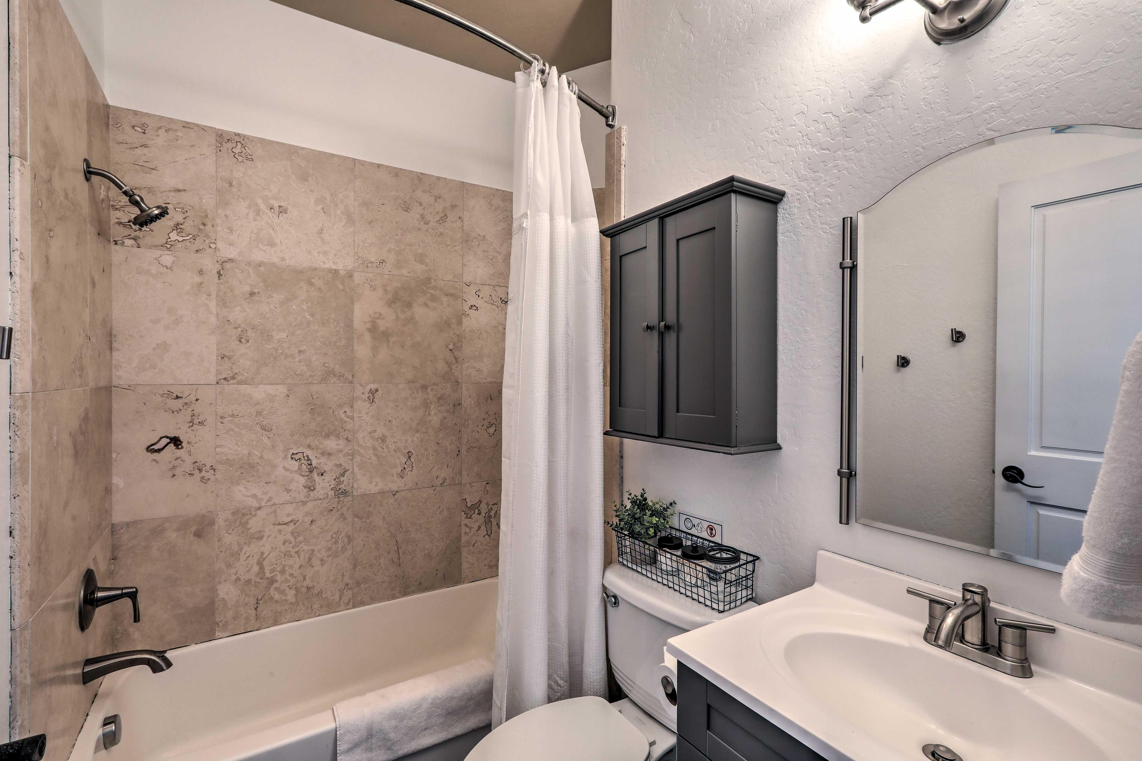 Full Bathroom | Hair Dryer | Complimentary Toiletries