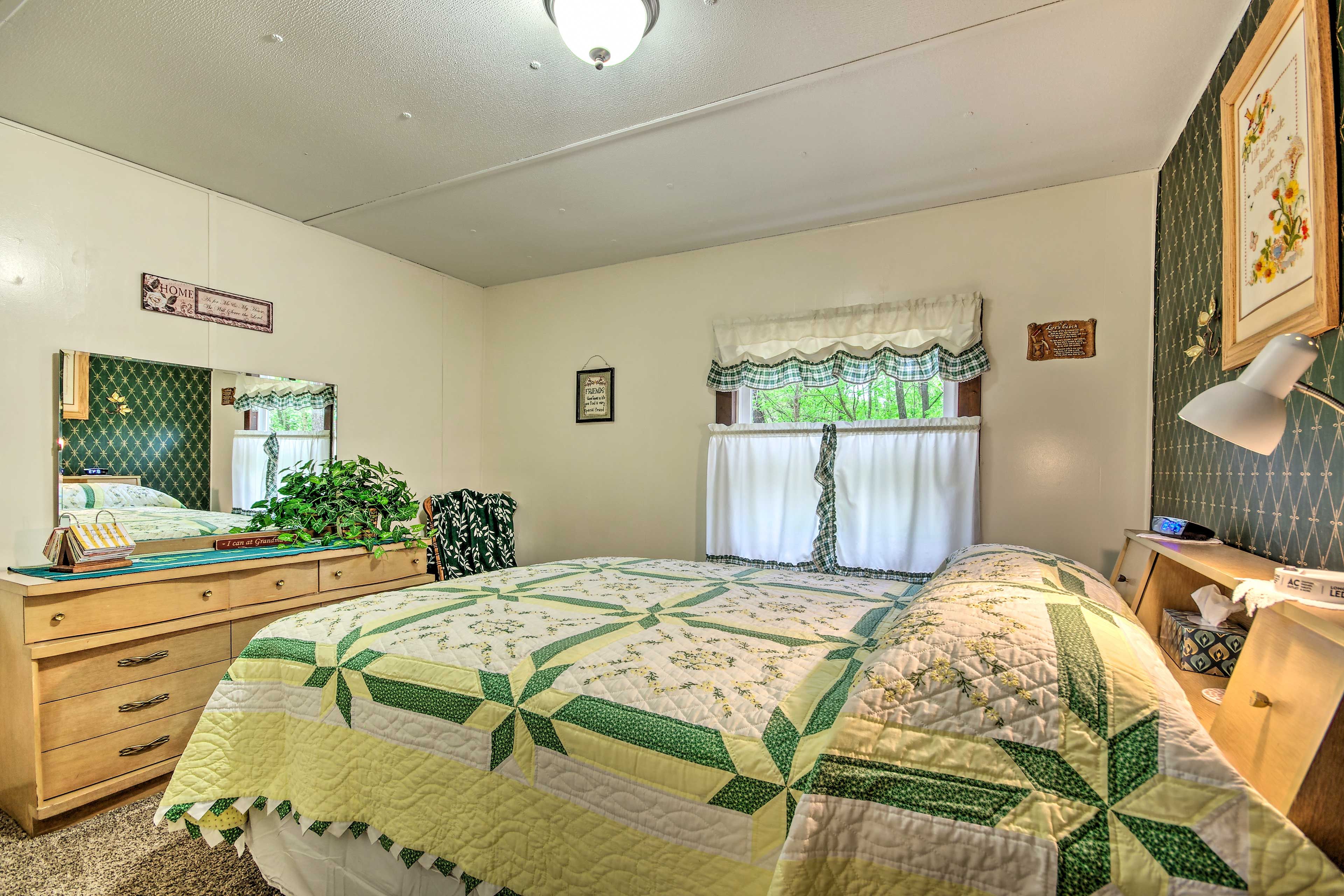Bedroom 1 | Queen Bed