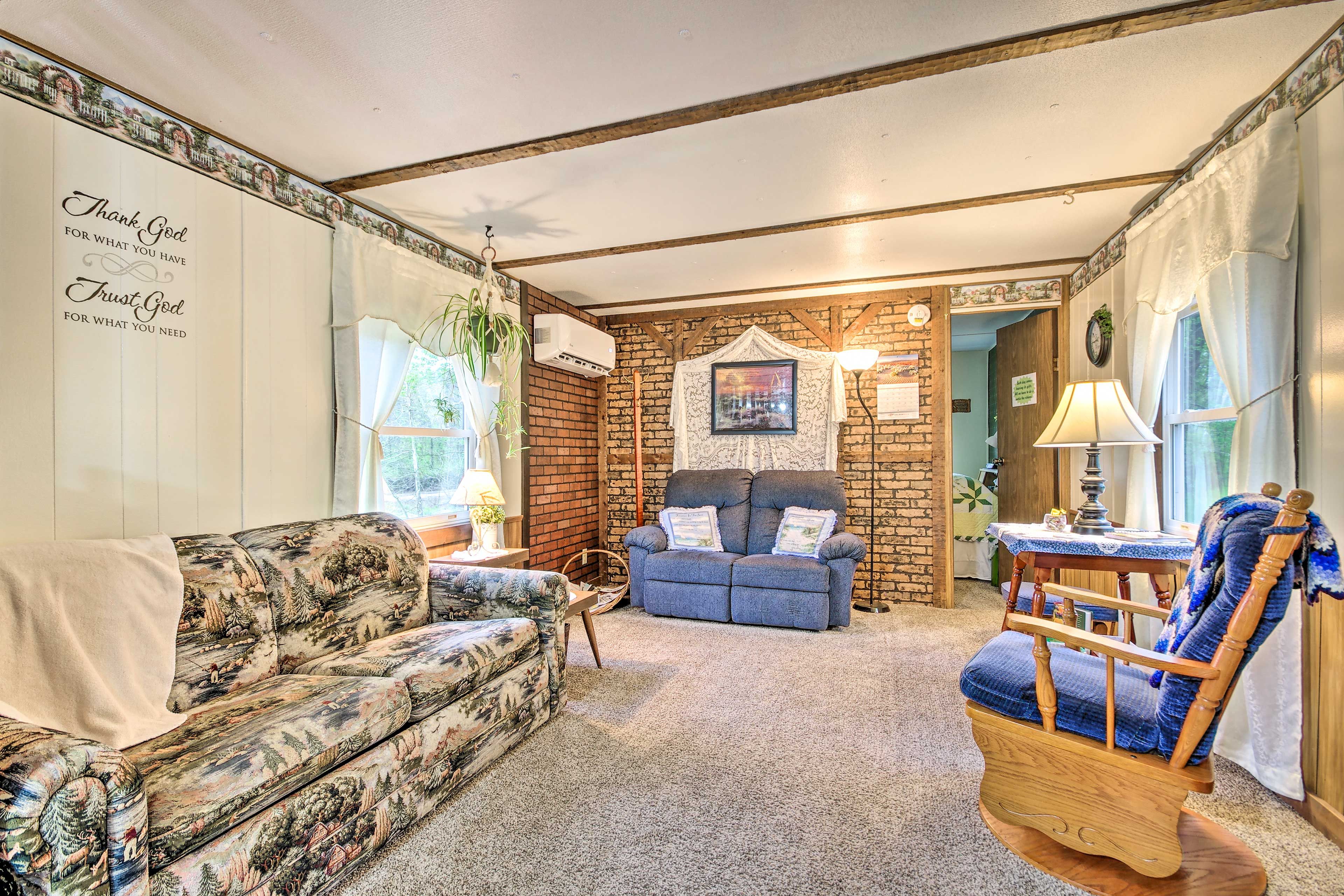 Living Room | Sleeper Sofa | Free WiFi