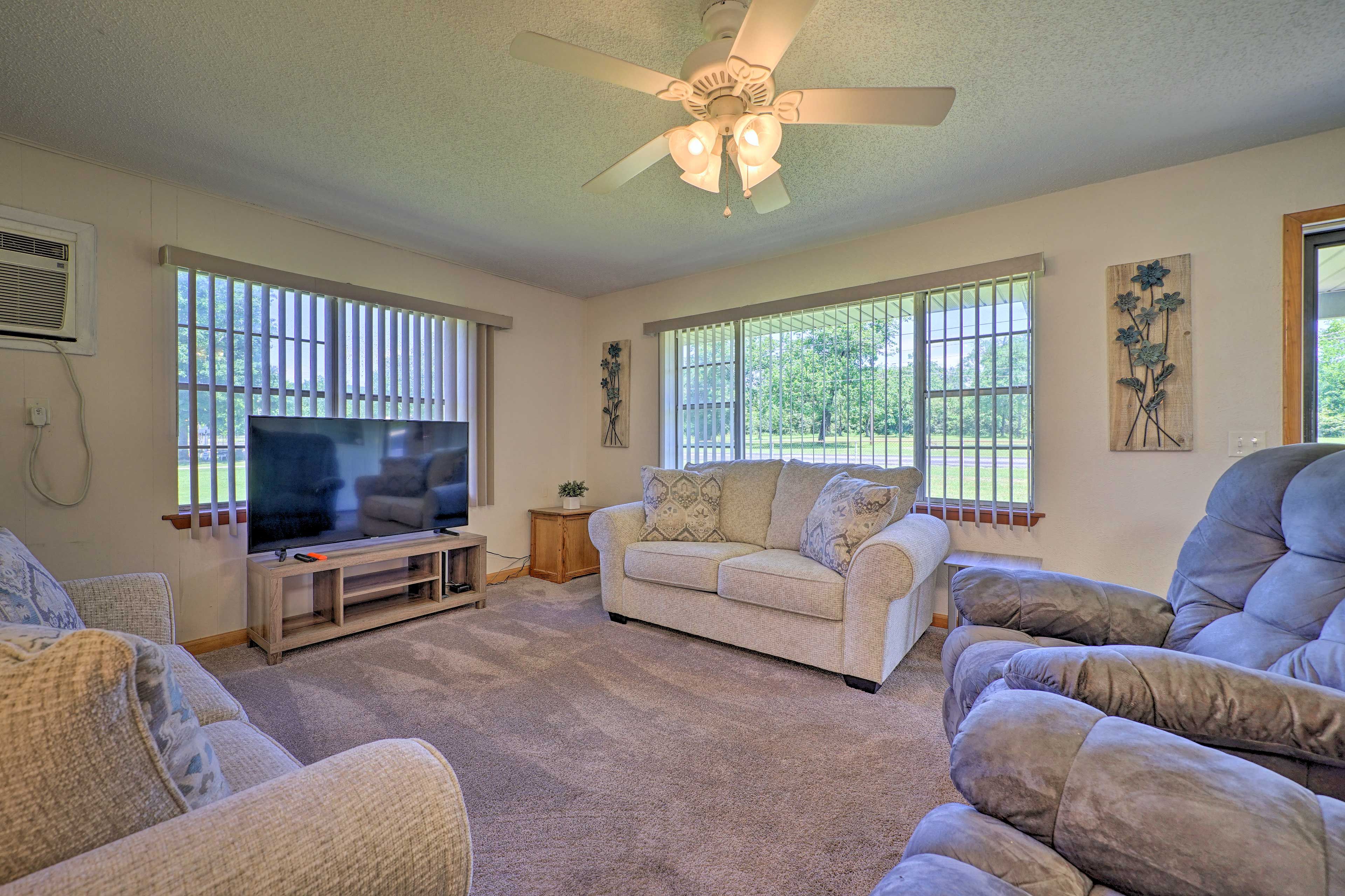 Living Room | Free WiFi (10 Mbps) | Smart TV w/ Cable | Mini Split A/C System