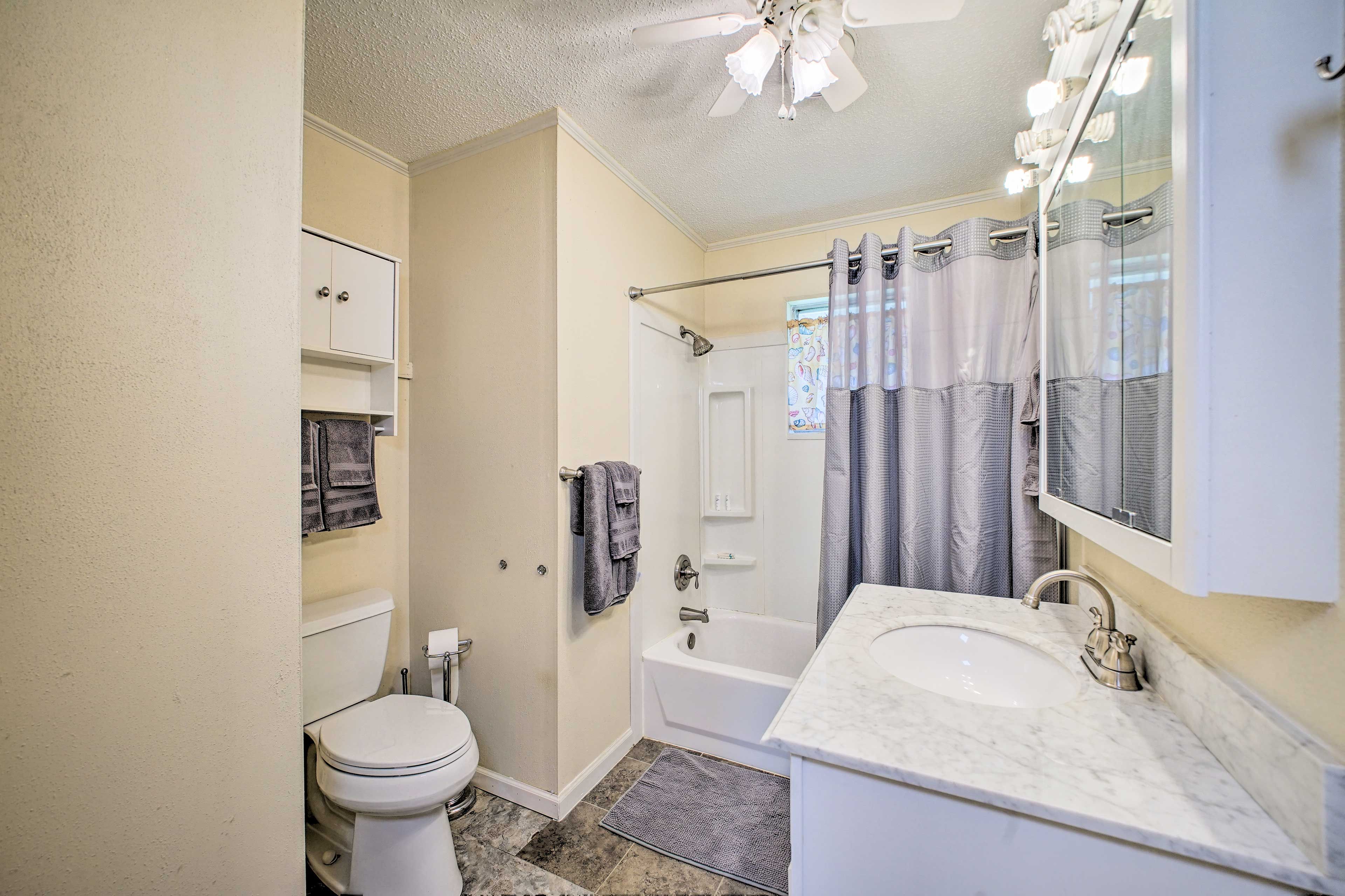 Full Bathroom | Complimentary Toiletries