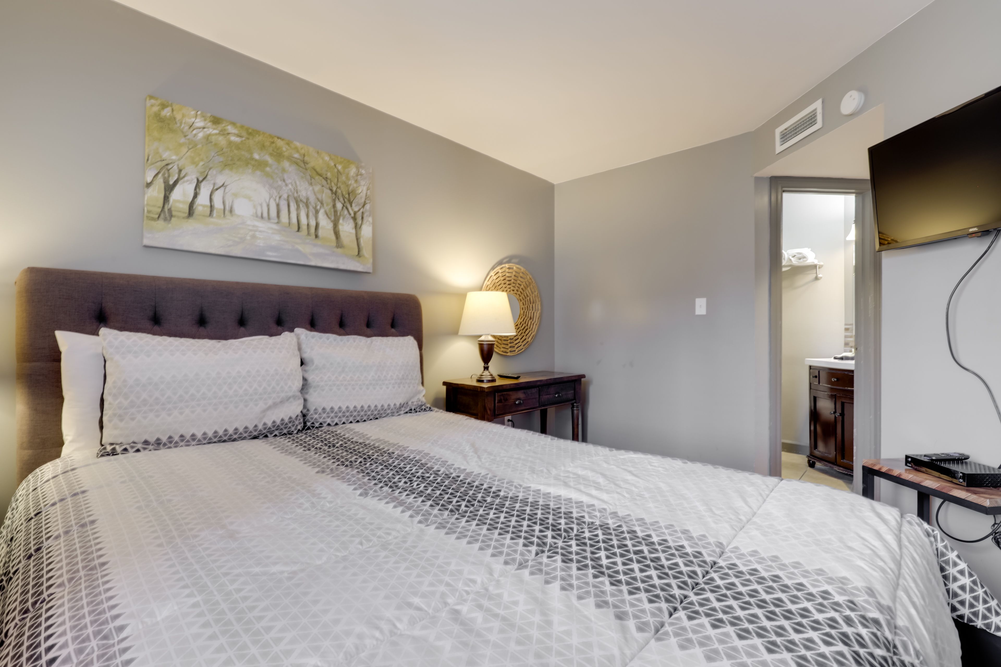 Bedroom 1 | Queen Bed