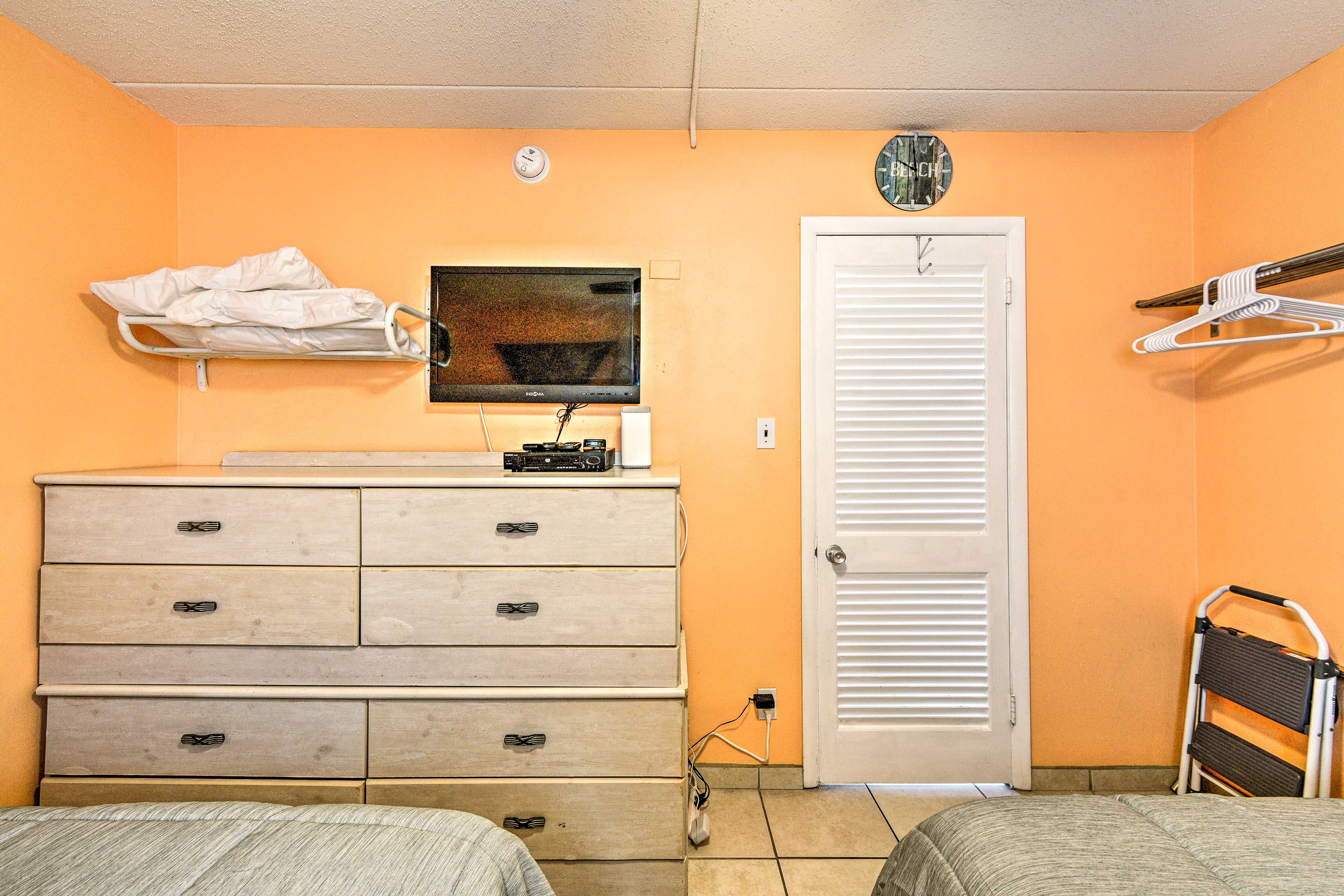 Bedroom | DVD Player | 2 Beach Chairs