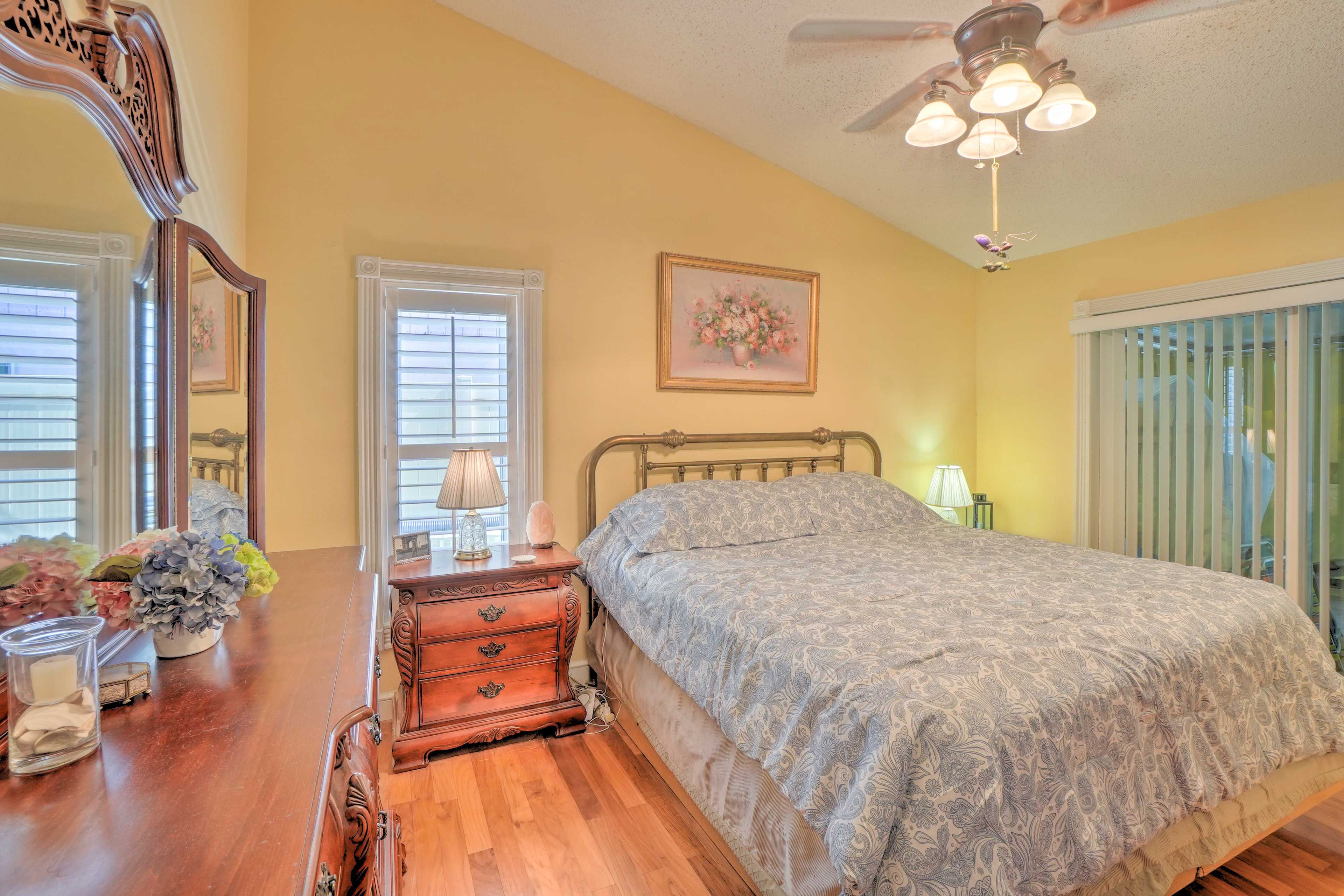 Bedroom 1 | King Bed
