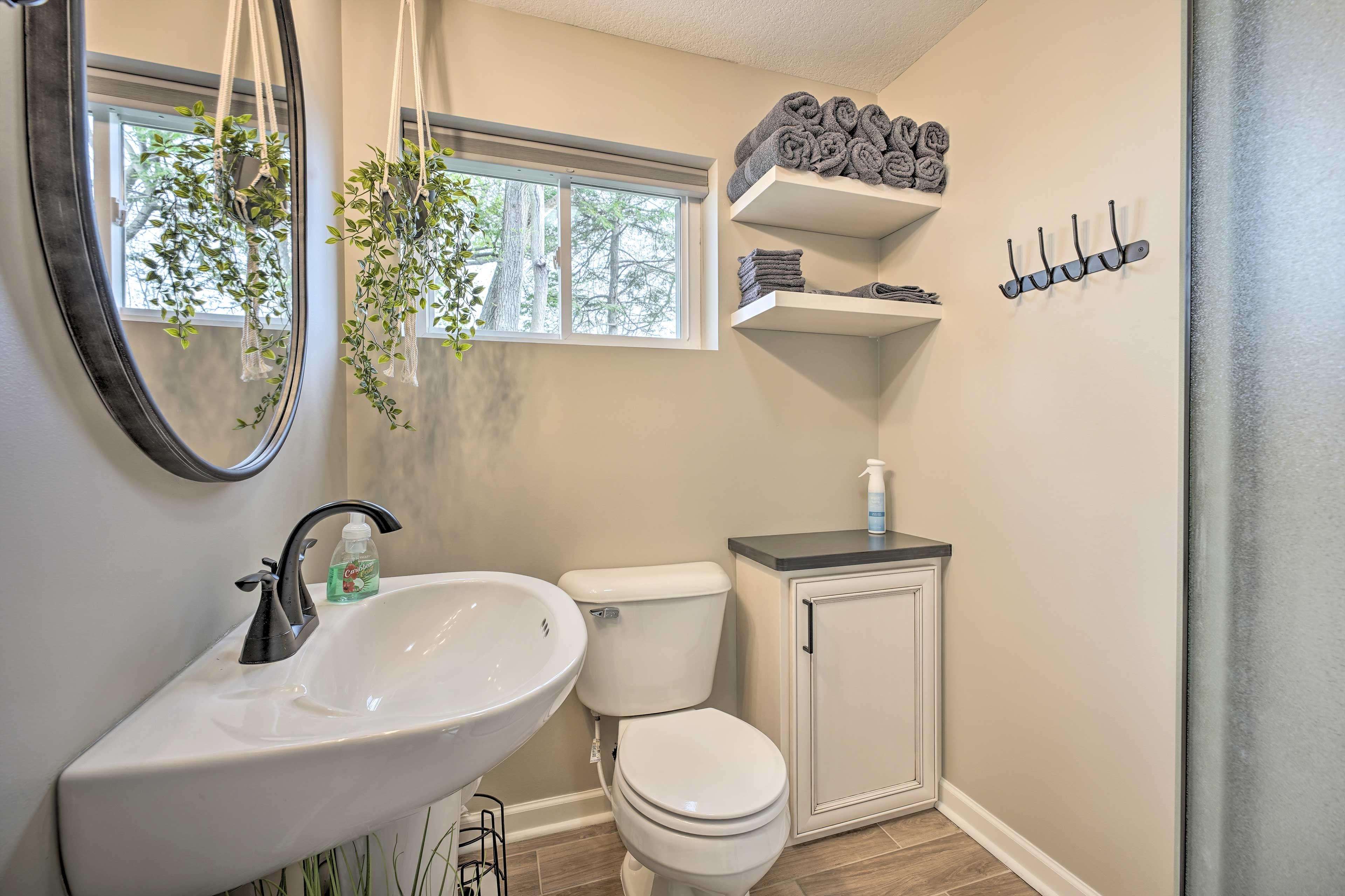 Full Bathroom | Towels Provided | Complimentary Toiletries