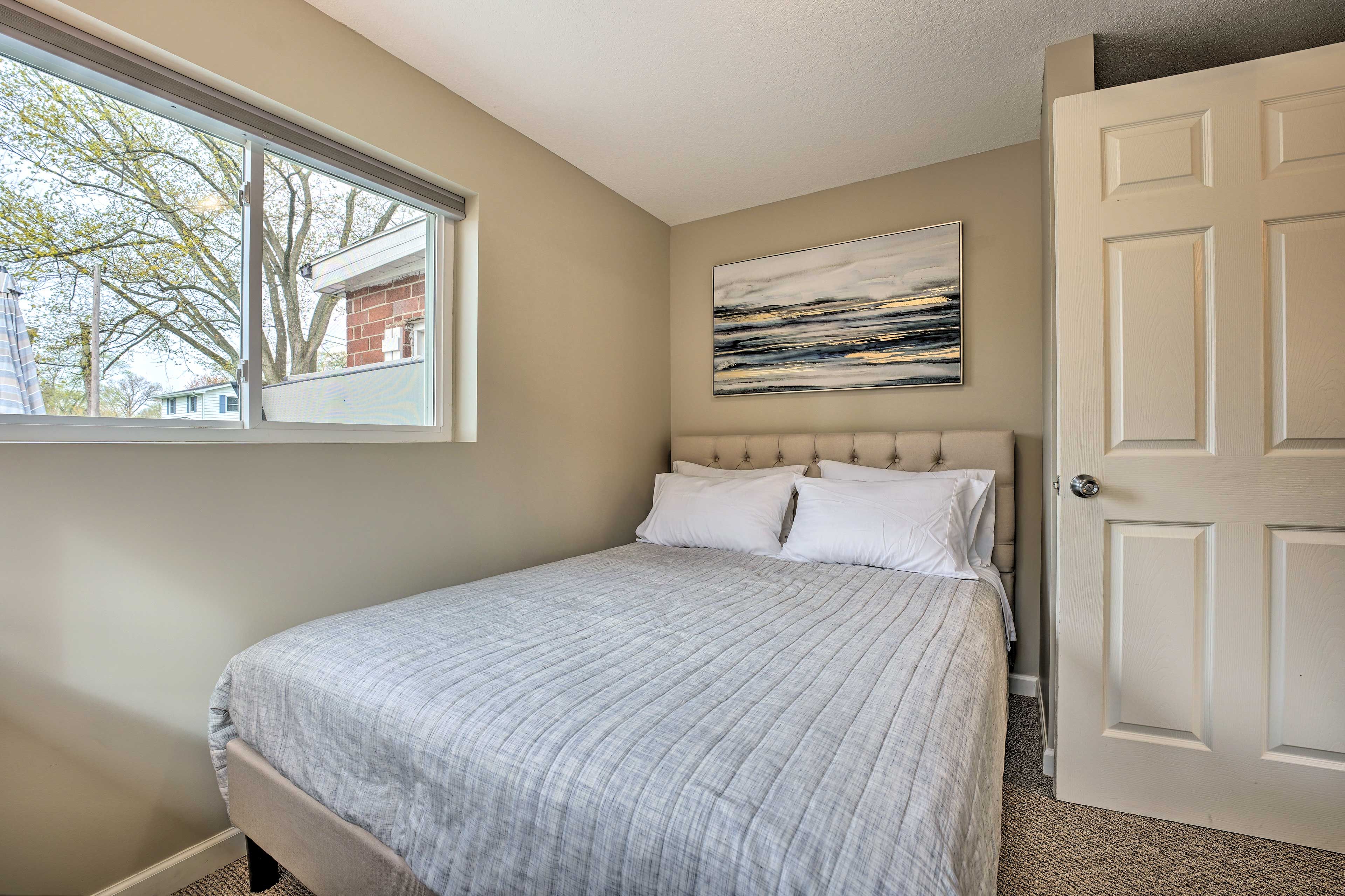 Bedroom 1 | Queen Bed