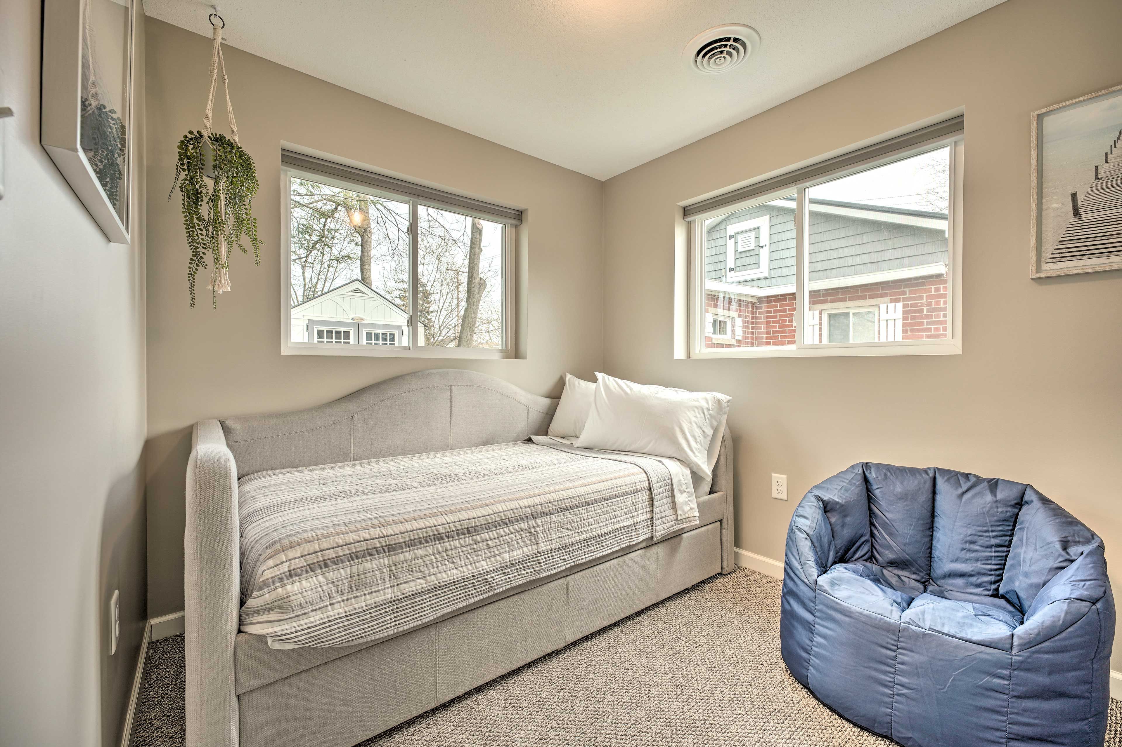 Bedroom 2 | Twin Daybed w/ Twin Trundle