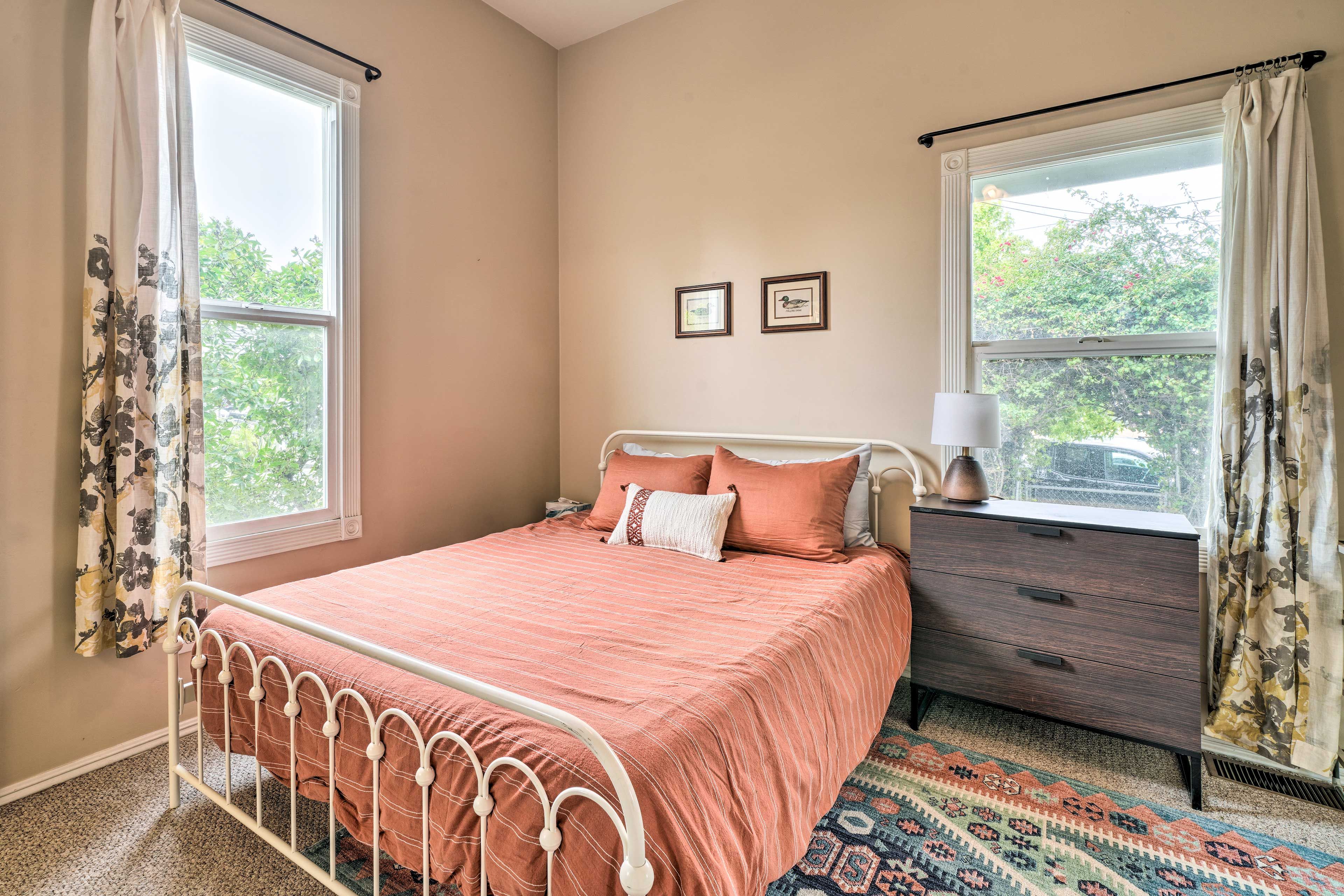 Bedroom 1 | Queen Bed | En-Suite Bathroom | Main Floor