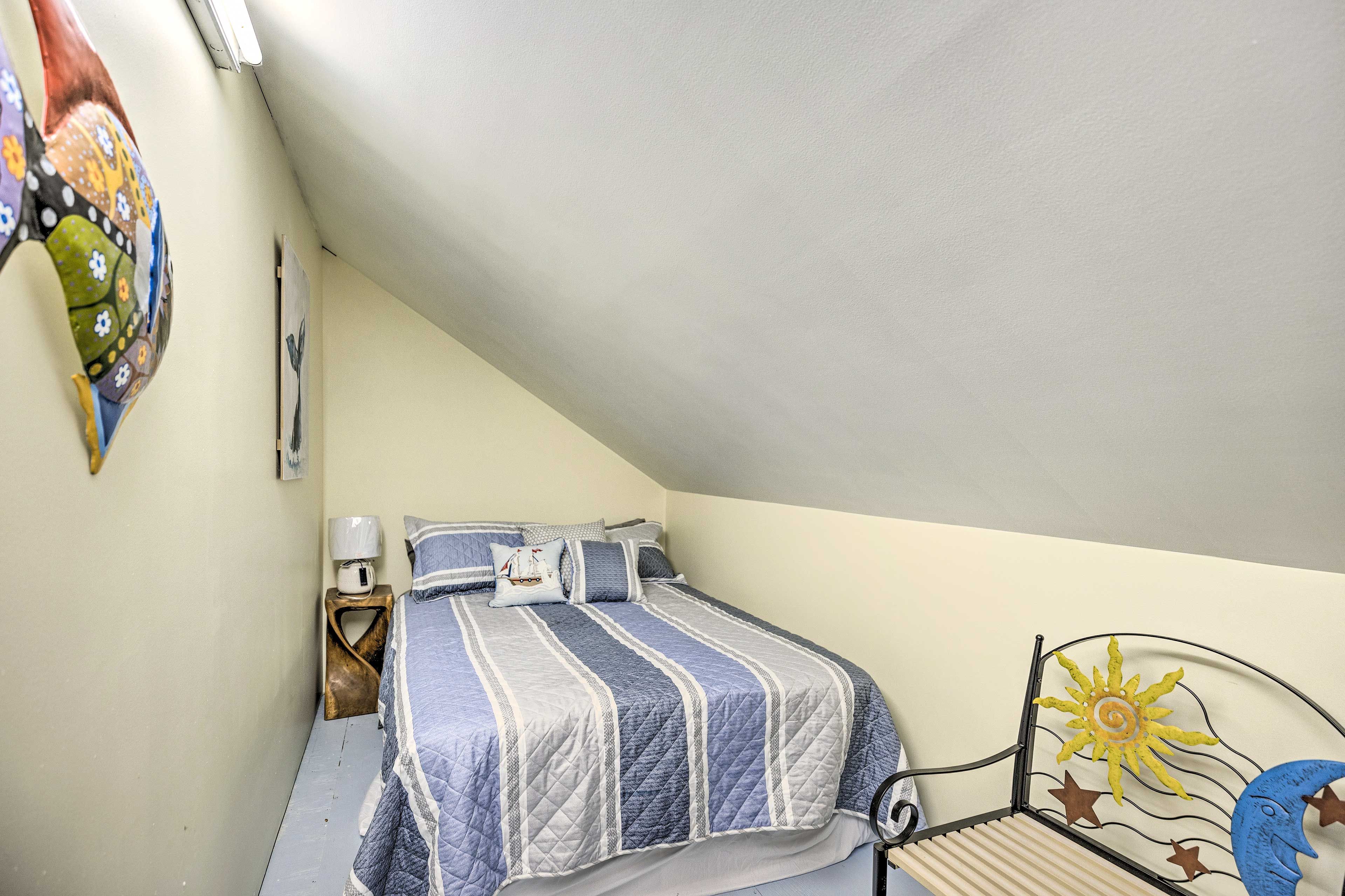 Bedroom 4 | Upper Level | Queen Bed | Twin Bed