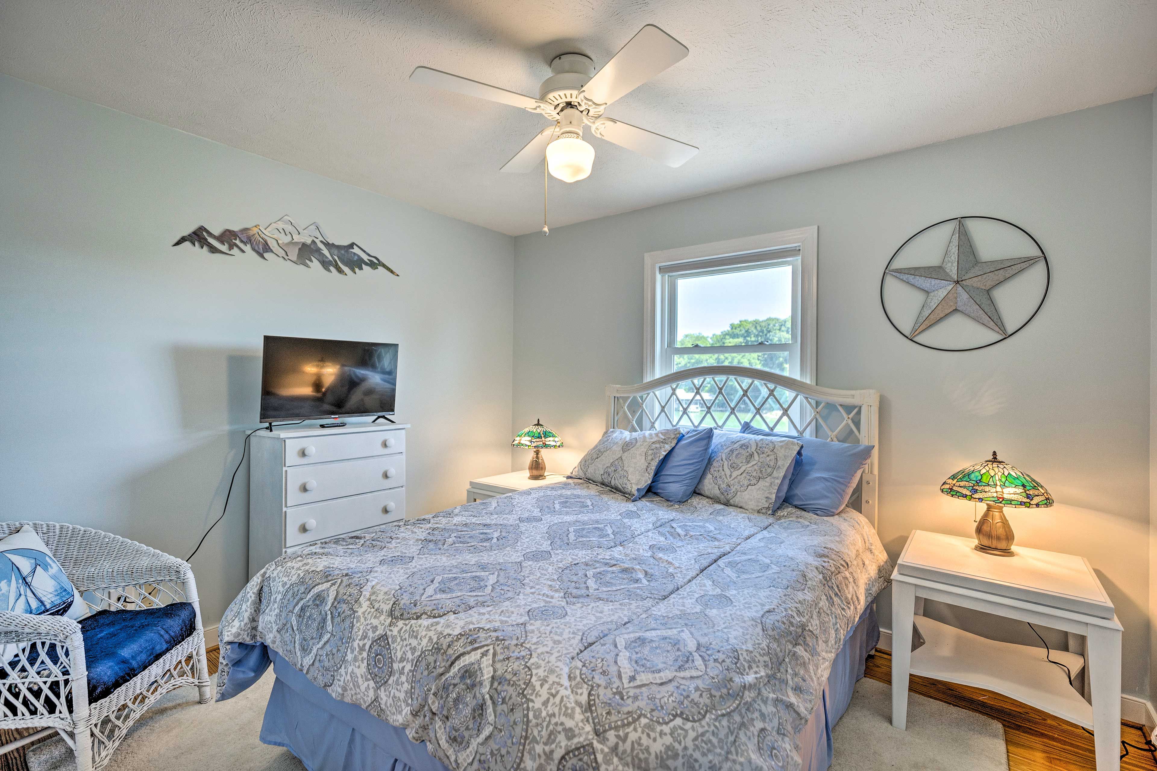 Bedroom 3 | Upper Level | Queen Bed | Smart TV