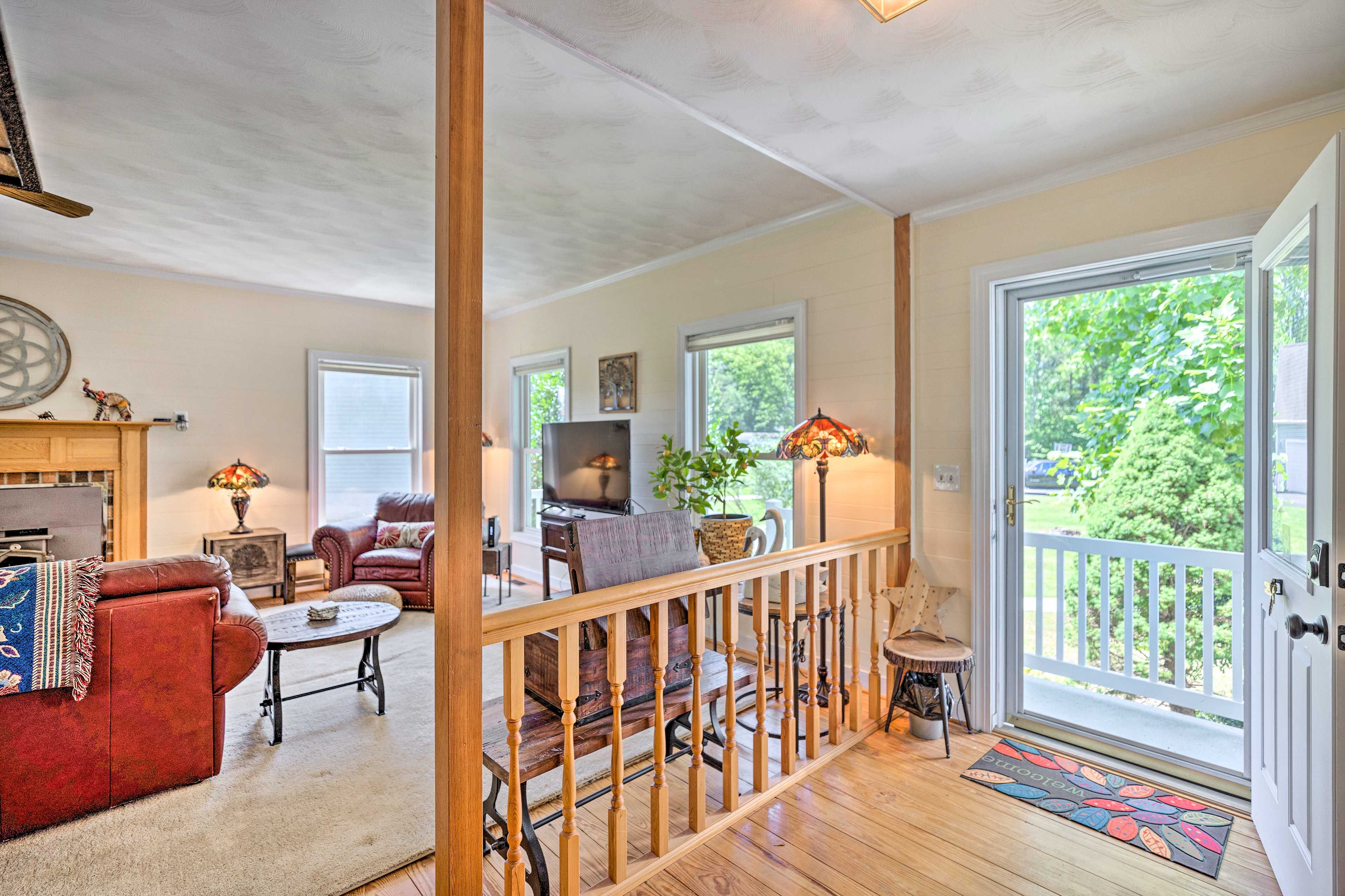 Living Room | Main Level | Free WiFi | Smart TV | Central A/C