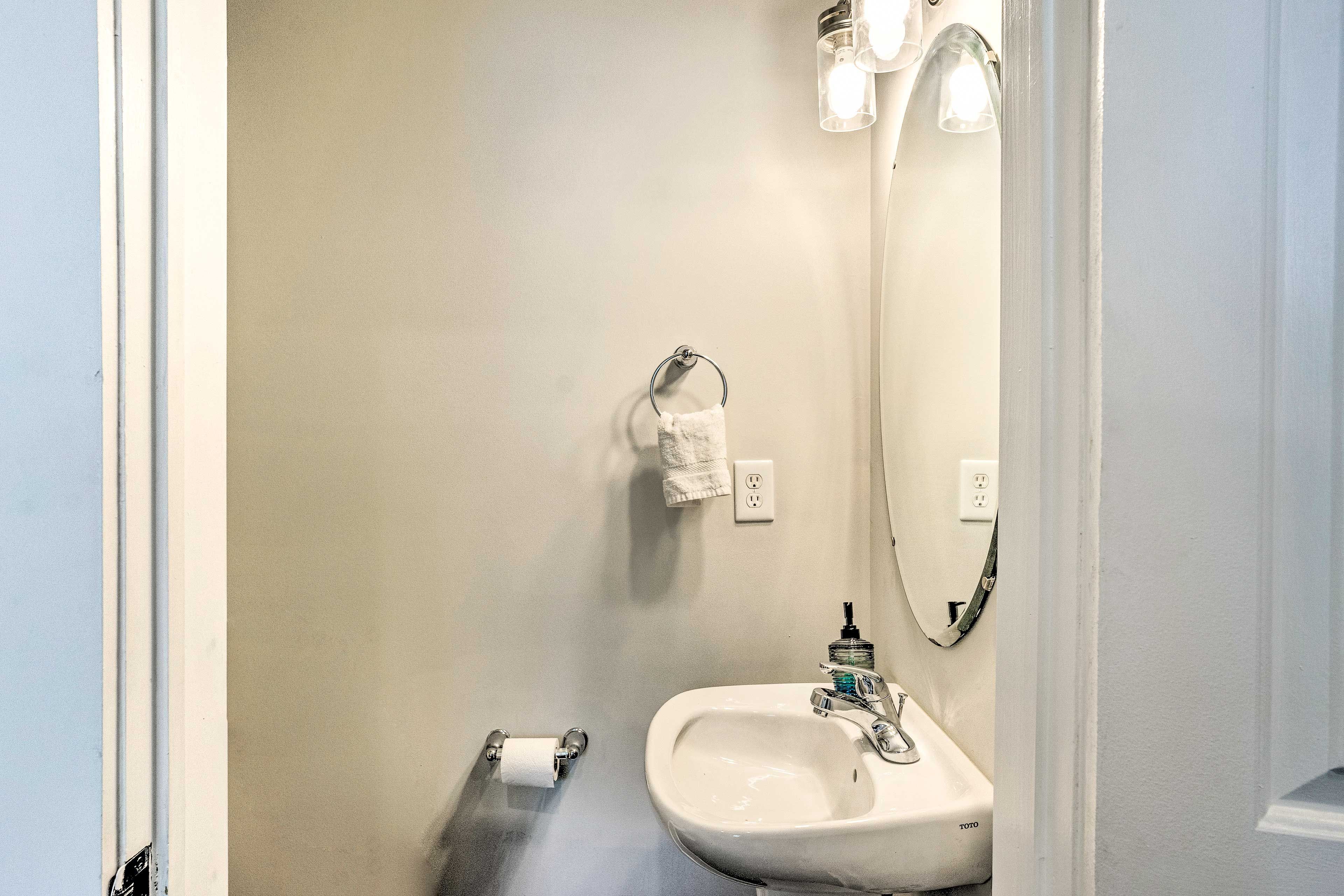 Half Bathroom | 1st Floor | Towels Provided