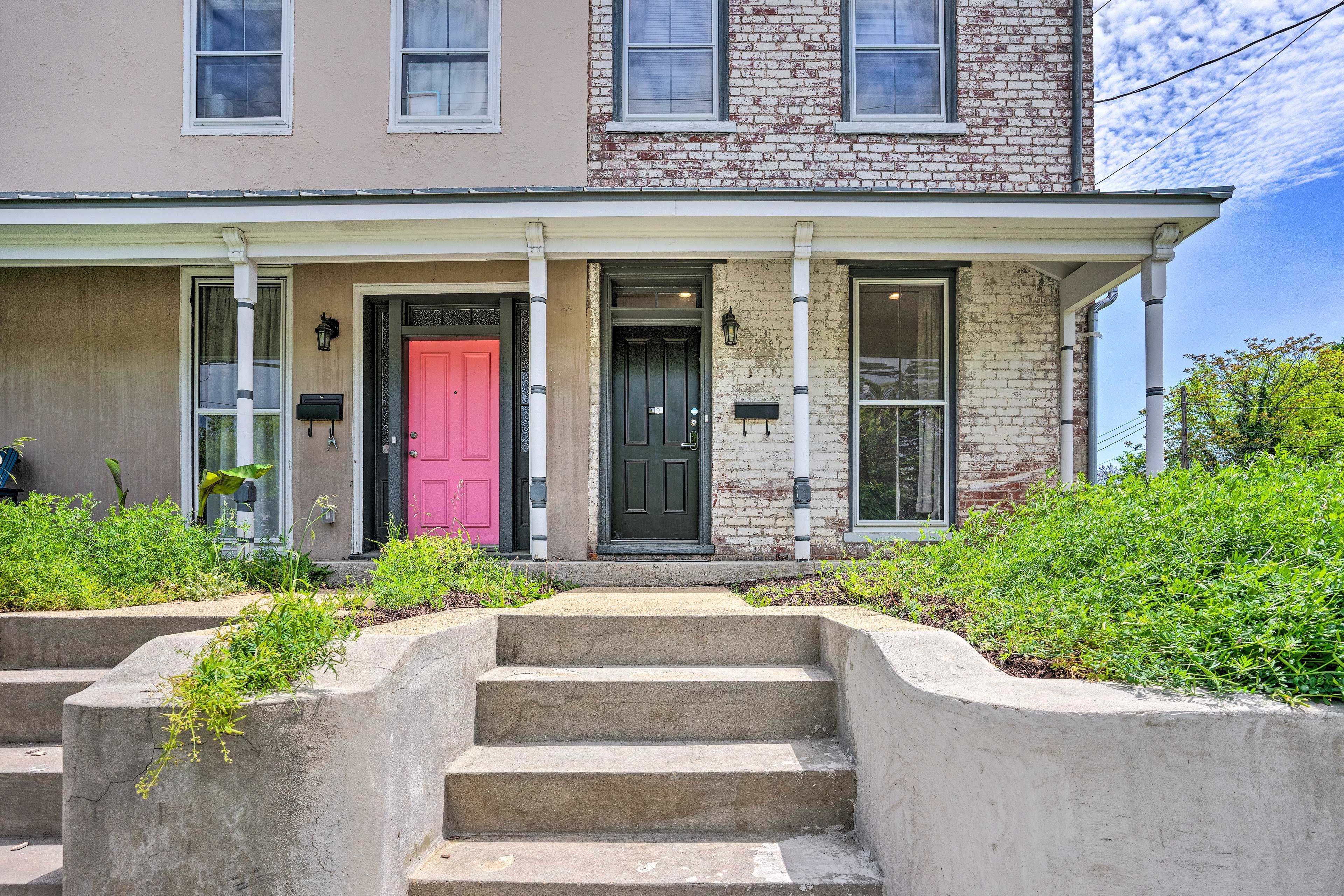 Front Entry | Requires Steps for Entry | Front Driveway (1 Vehicle)