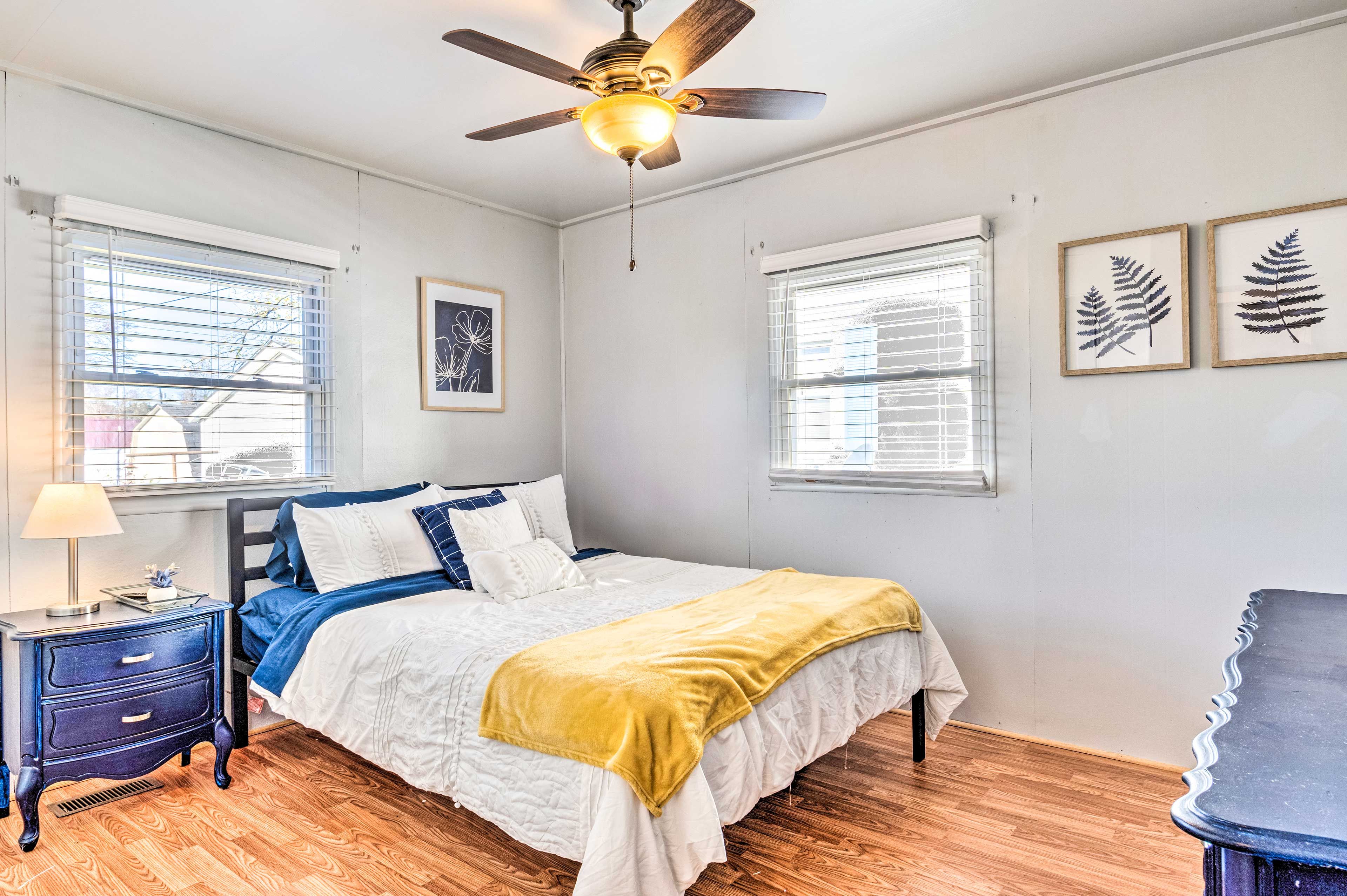 Bedroom 1 | Queen Bed | Smart TV | Ceiling Fan