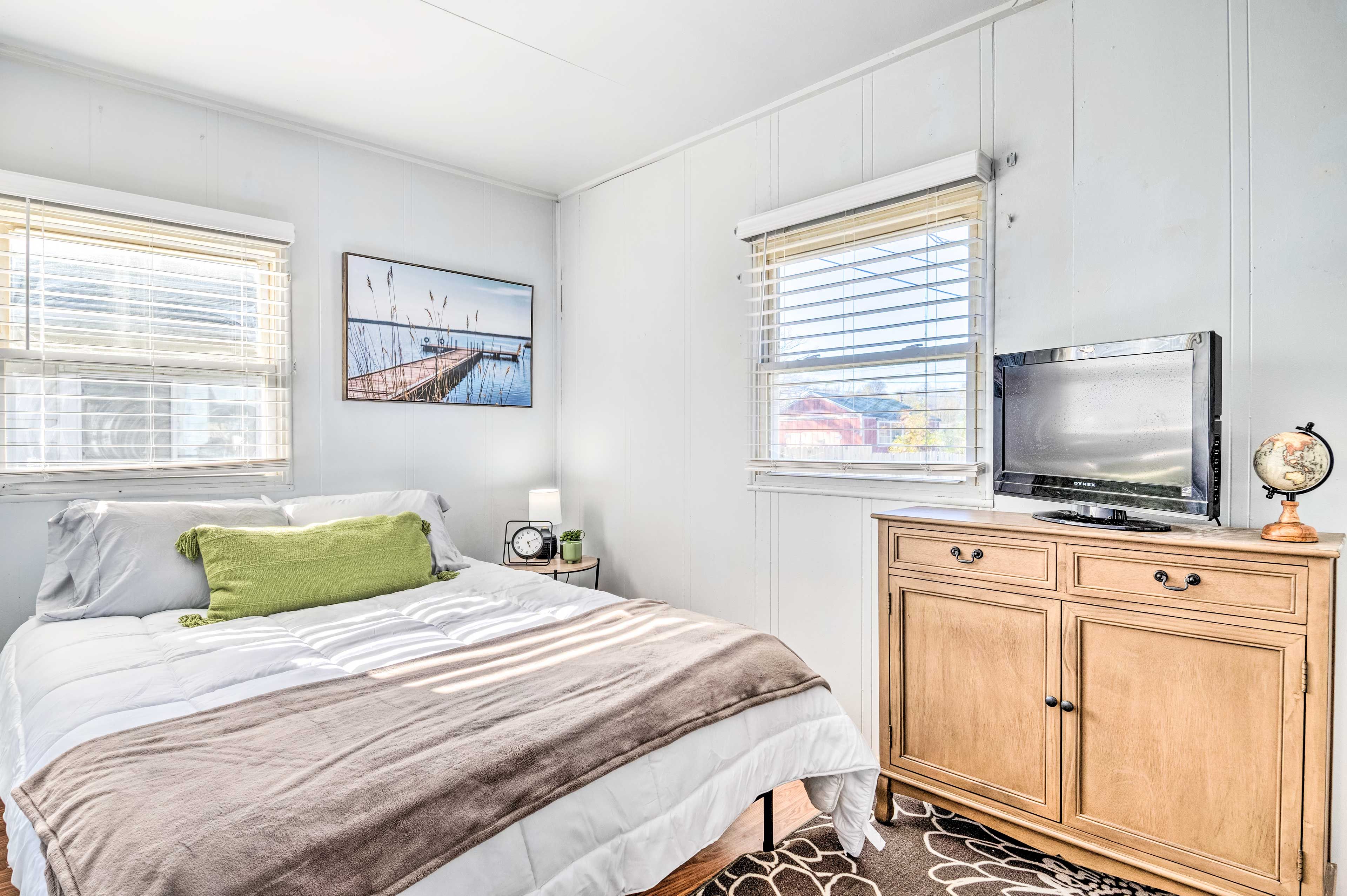 Bedroom 2 | Queen Bed | Smart TV